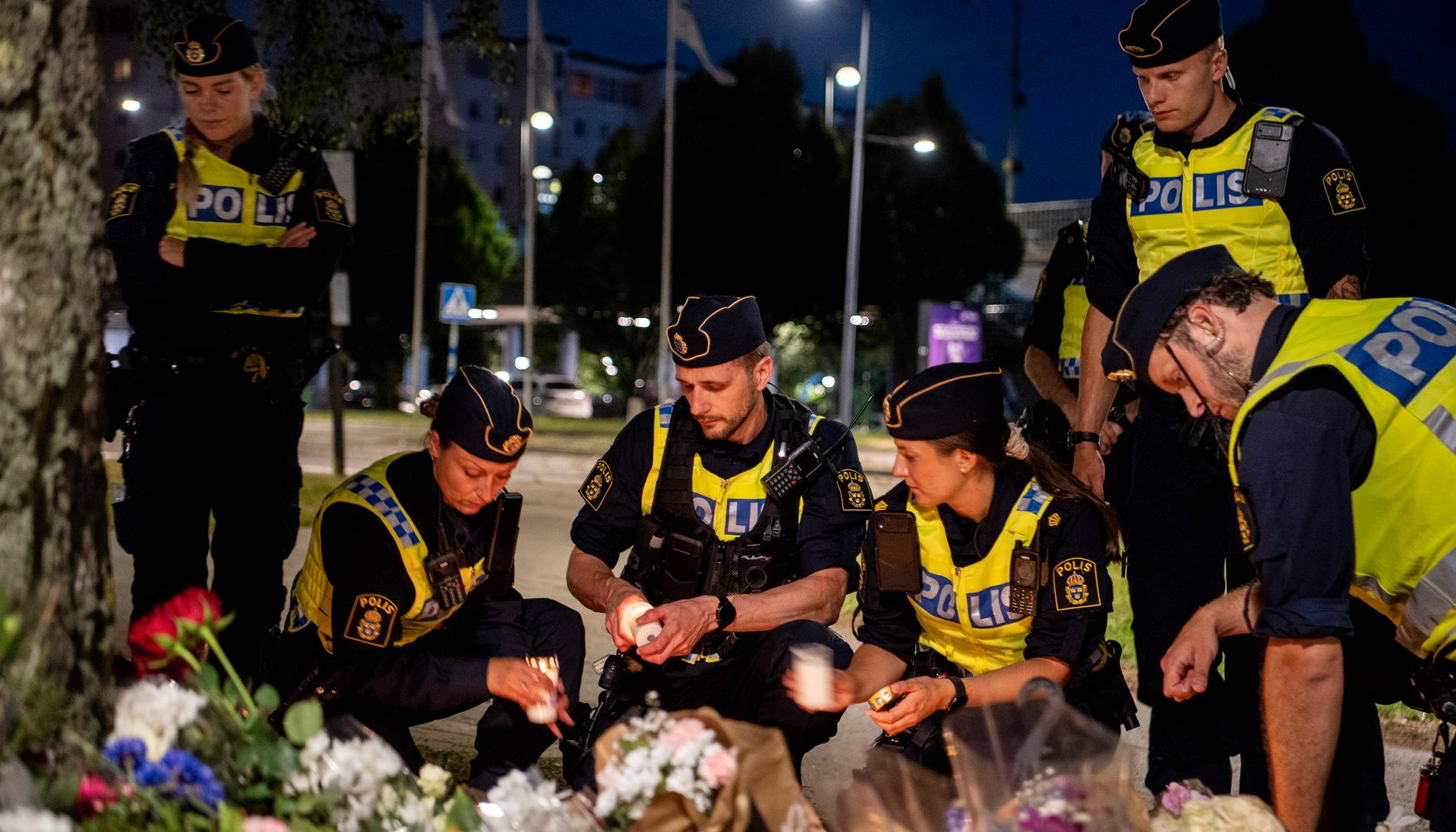 Många poliser samlades vid mordplatsen efter döddsskjutningen av deras kollega Andreas Danman. 