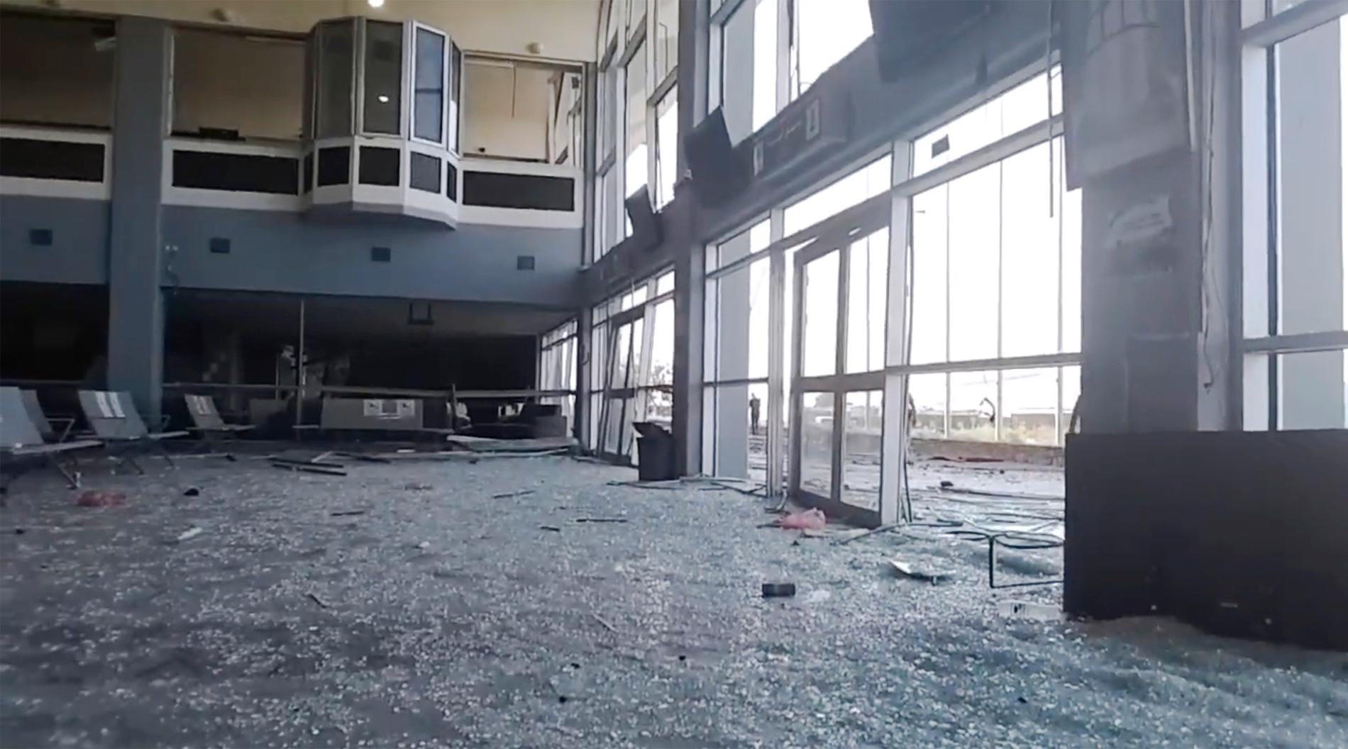 En dal av flygplatsen är förstörd, govlet är täckt av glas och splitter. 