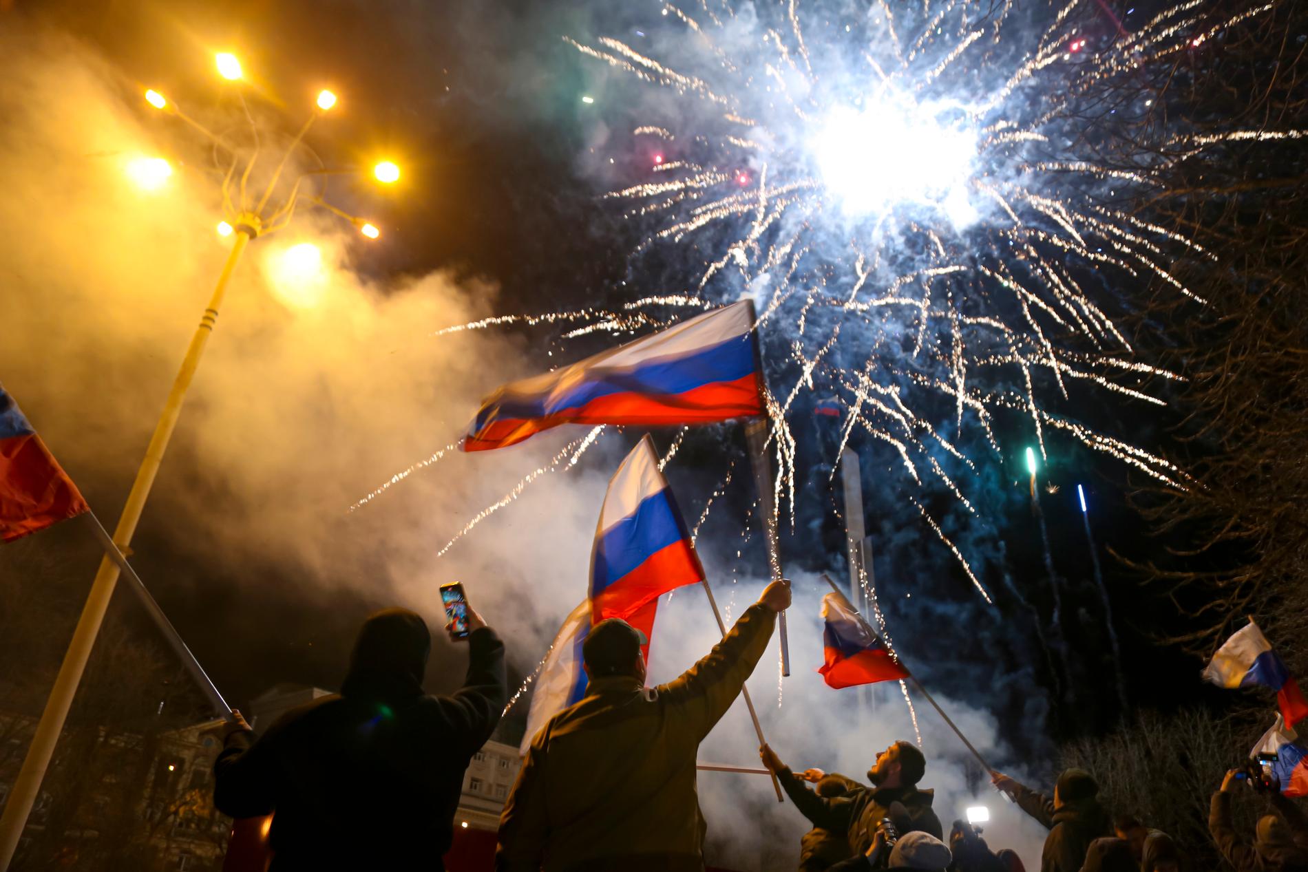 I regionen Donetsk, som kontrolleras av pro-ryska separatister, firades det efter kvällens besked. Ryssland har nu erkänt regionerna som självständiga från Ukraina – och Putin har beordrat ryska trupper över gränsen. 
