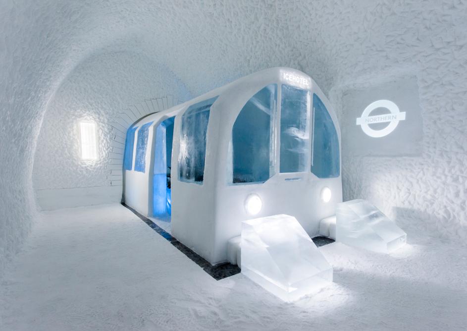 "Mind the Gap" heter rummet där du sover i ett tunnelbanevagn uthuggen i is. Konstnärer: Marcus Dillistone & Magdalena Åkerström.