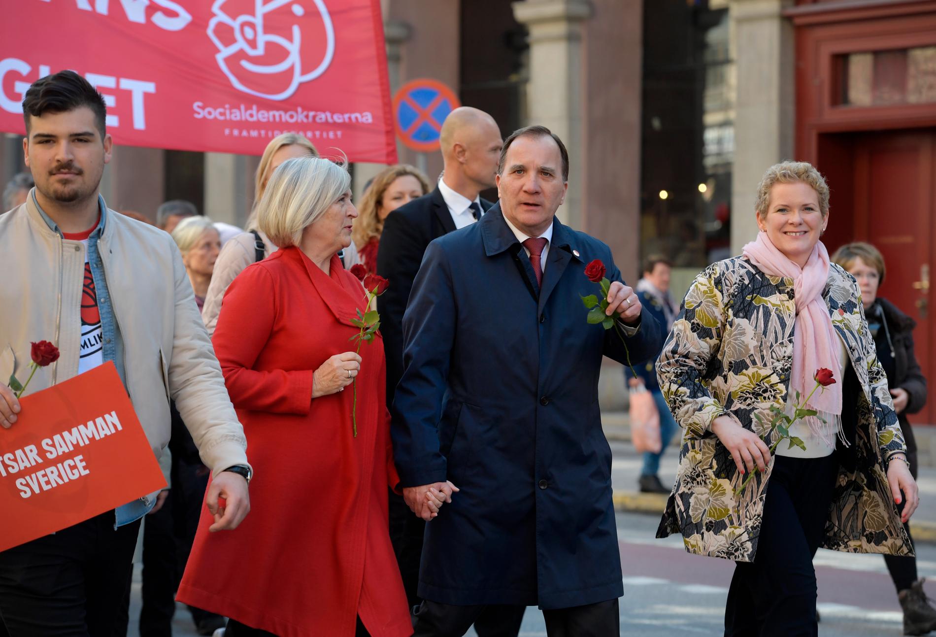 Socialdemokraternas partiordförande, statsminister Stefan Löfven, med hustrun Ulla Löfven (tv) och Stockholms finansborgarråd Karin Wanngård (S) förstamajtågar i Stockholm.