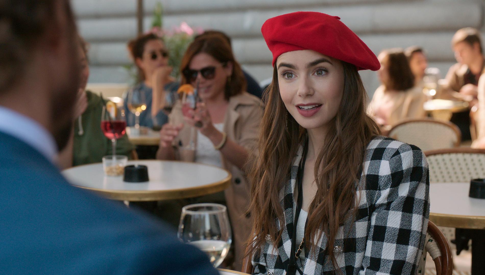 Lily Collins i ”Emily in Paris”-
