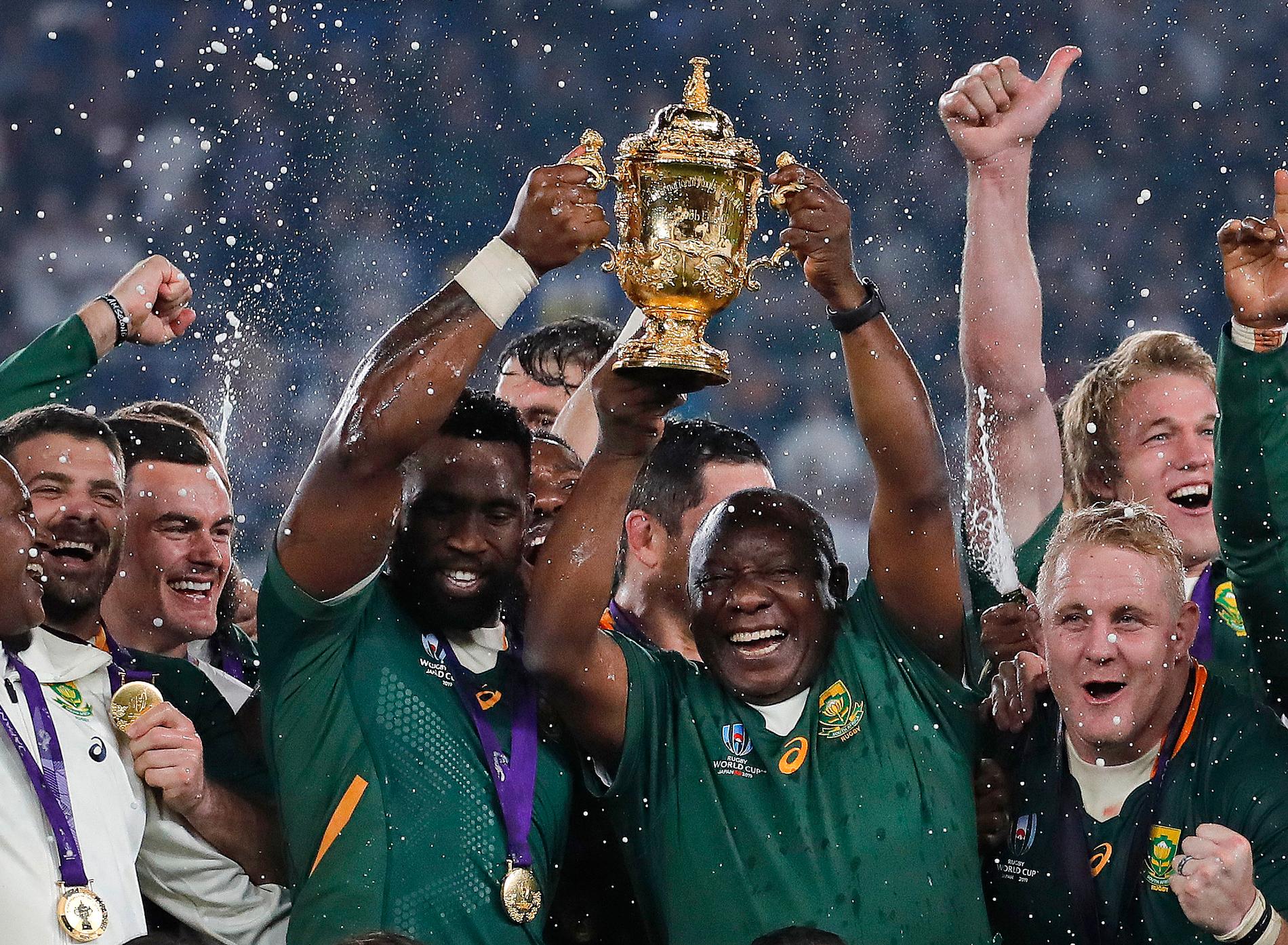 Sydafrikas rugbykapten Siya Kolisi och landets president Cyril Ramaphosa höjer bucklan tillsammans när Sydafrika i lördags slog England och vann VM-finalen i Japan.