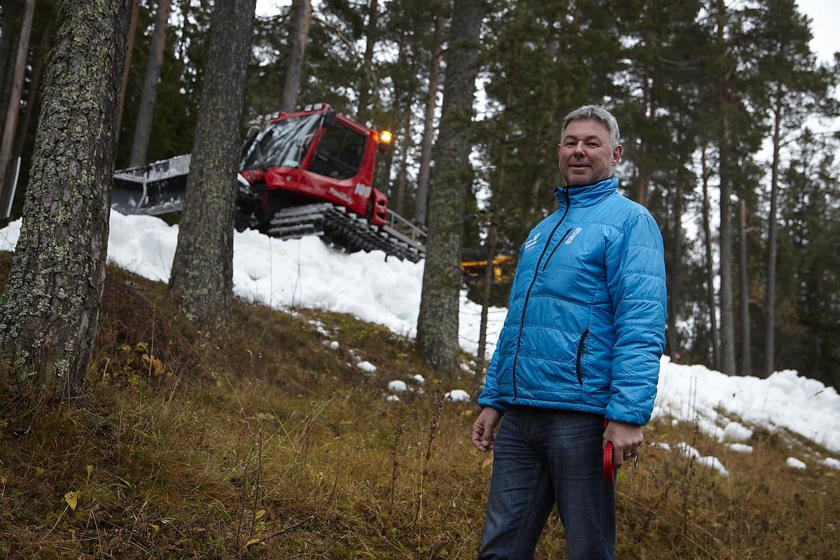 I Östersund finns snö – som föll i våras. Men inte ens där vågar skidåkarna hoppas. Michael Althin vid skidanläggningen kollar läget.