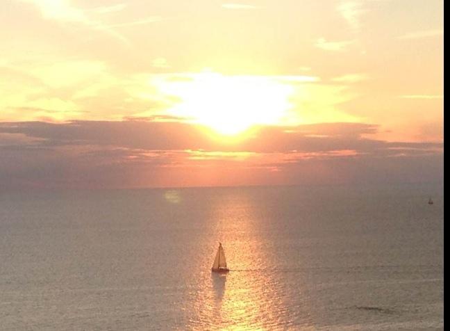 Solnedgång på Gotland med segelbåt.