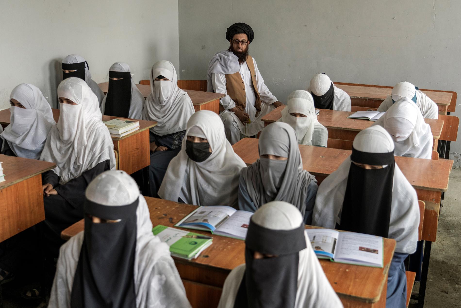 Afghanska flickor är endast tillåtna att gå i religiösa skolor efter sjätte klass. Arkivbild.