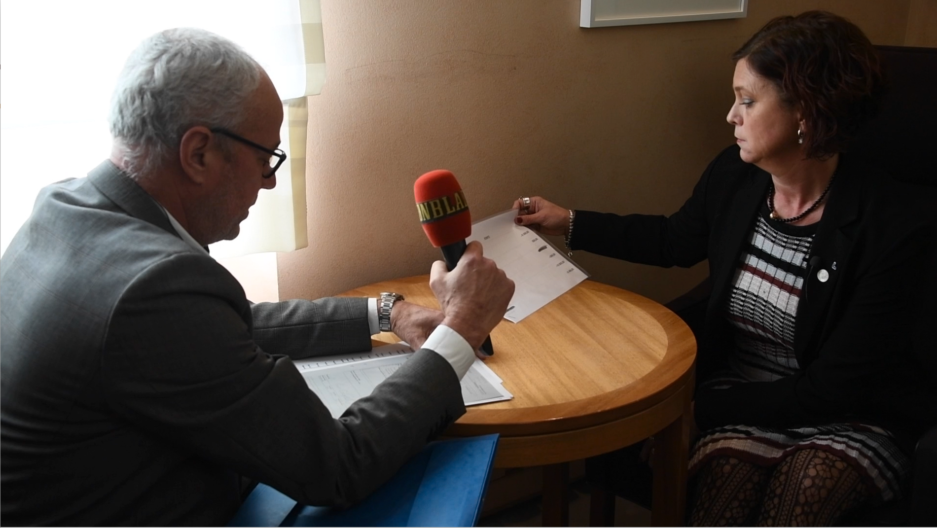 Aftonbladets Richard Aschberg intervjuar L-ledamoten Emma Carlsson Löfdahl (L).