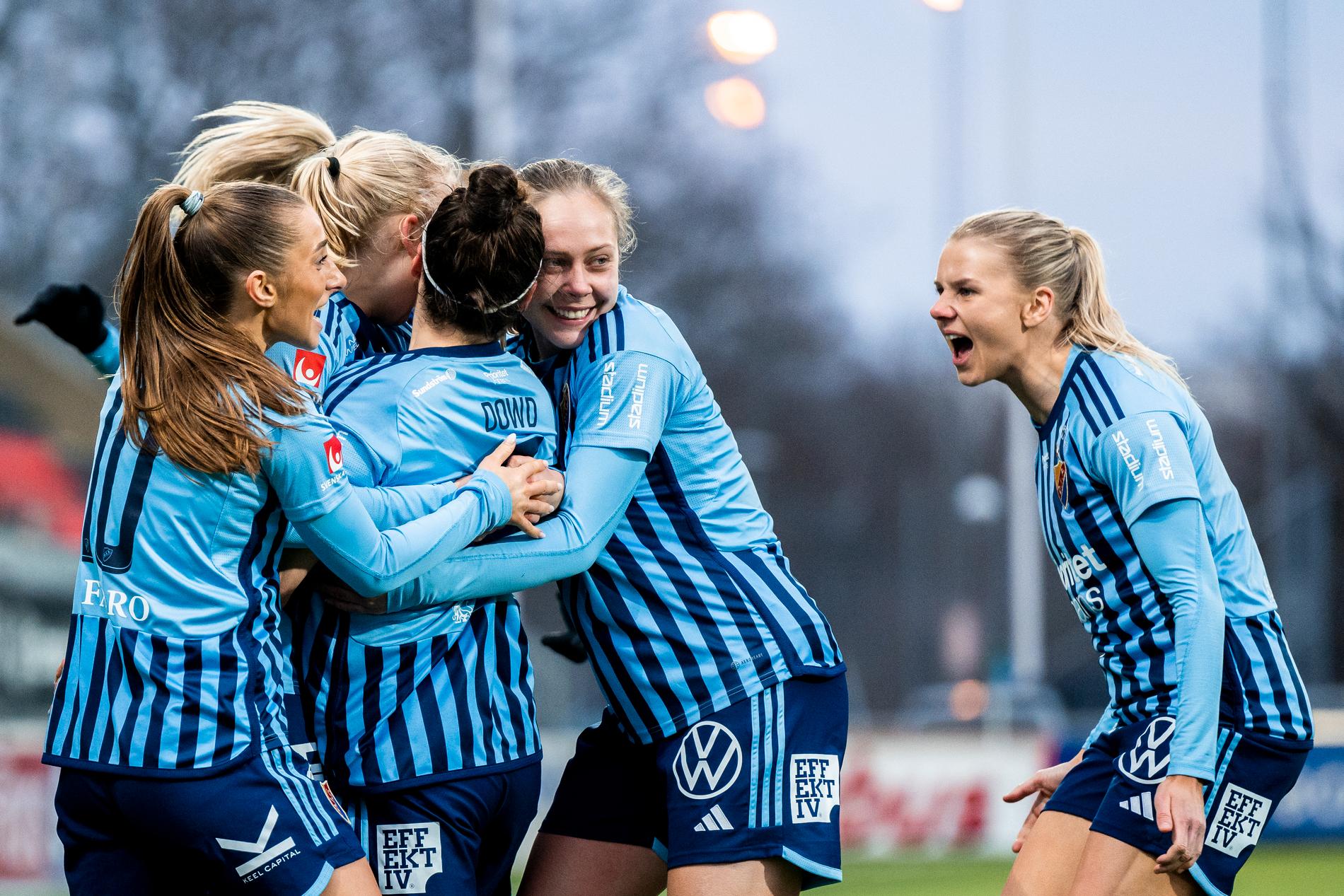Djurgårdens Hayley Dowd jublar efter 1–0 mot Rosengård.