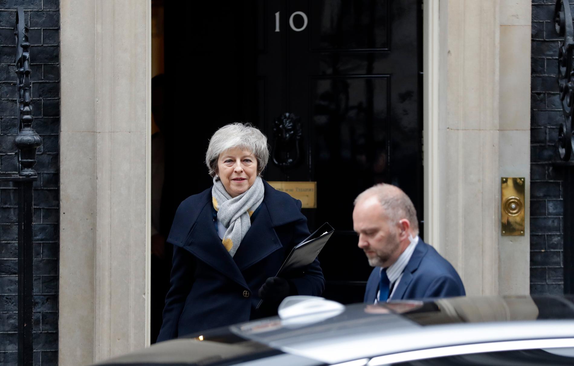 Premiärminister Theresa May lämnar Downing Street i London.