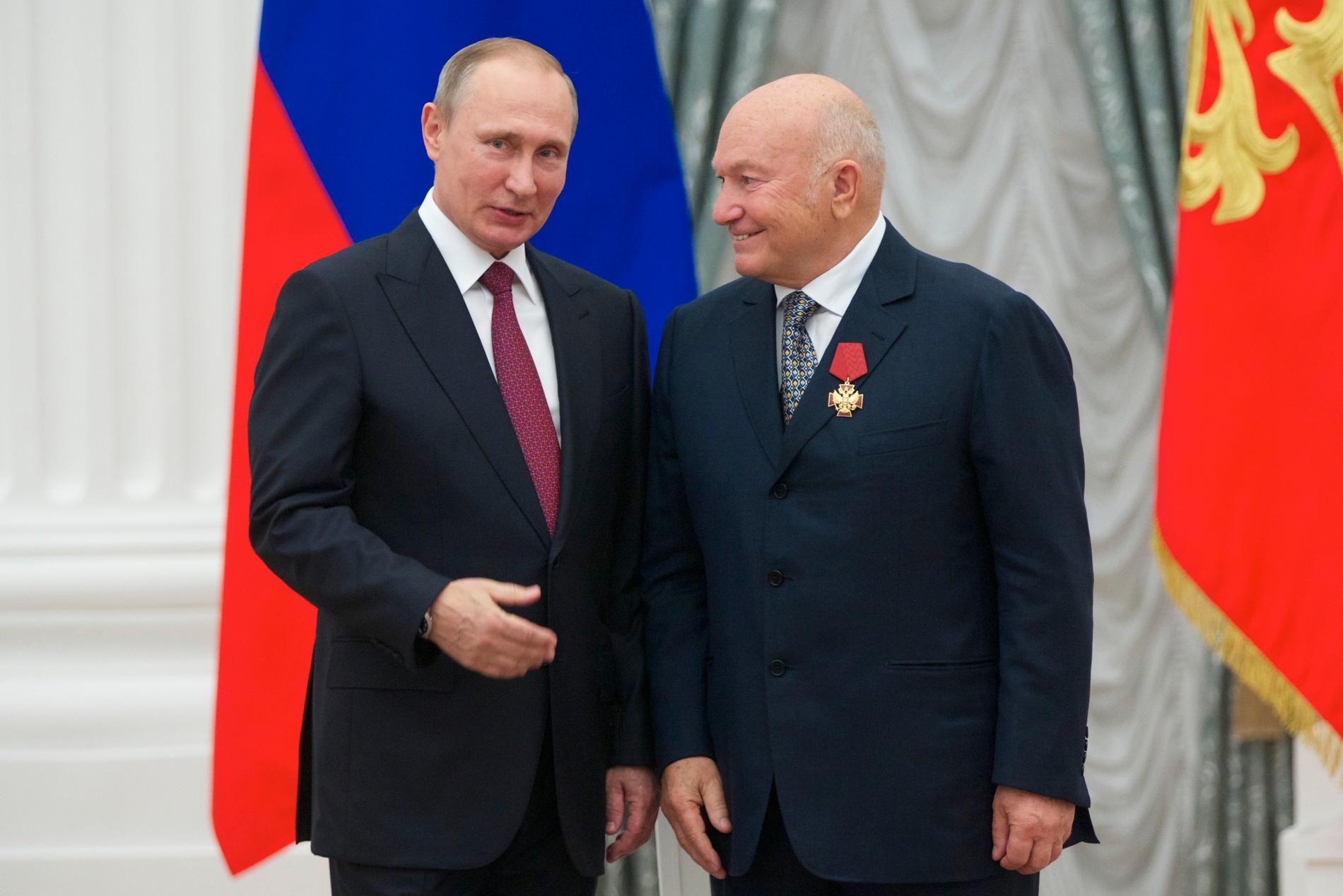 Moskvas förre borgmästare Jurij Luzjkov (till höger) tillsammans med president Vladimir Putin. Arkivfoto.