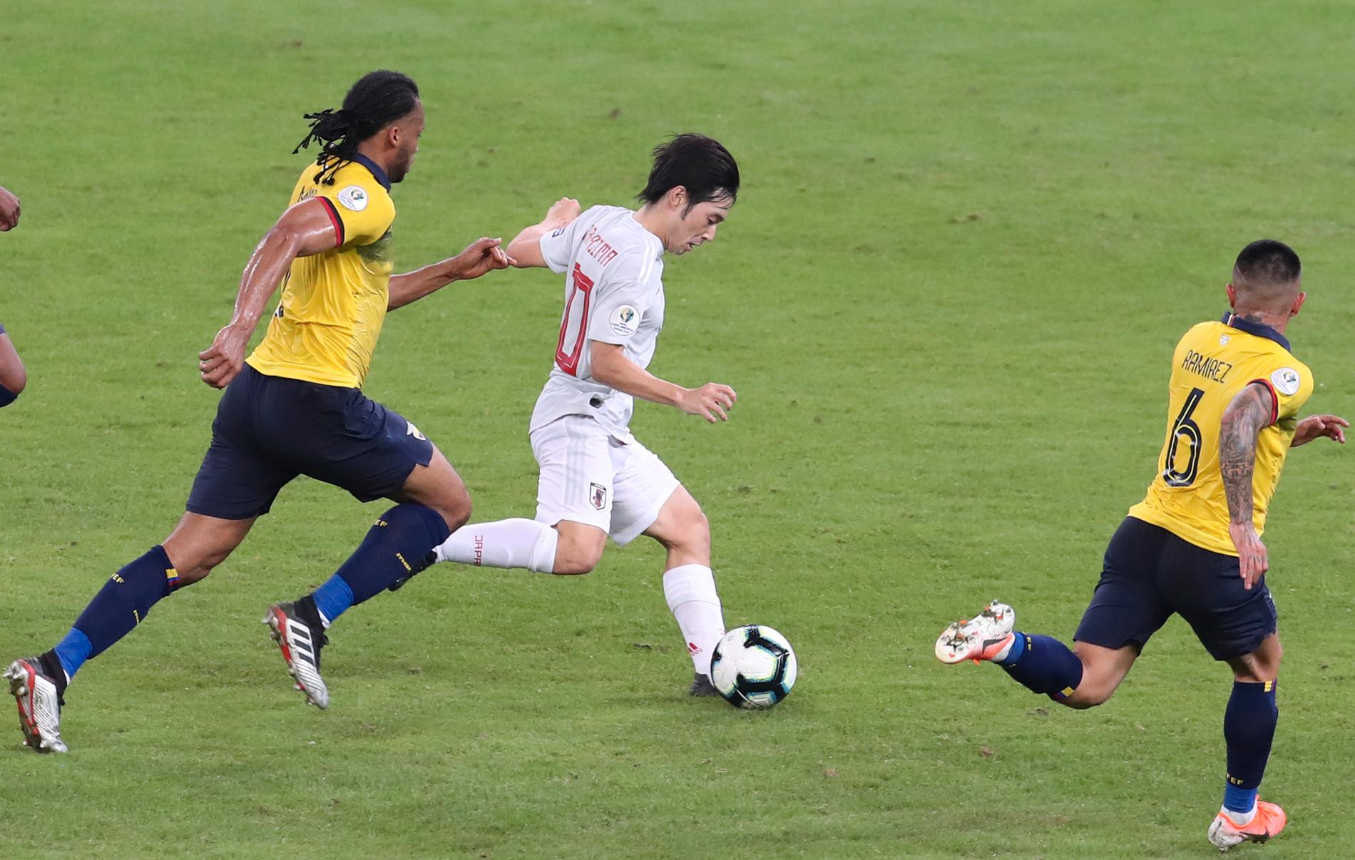 Japans Shoya Nakajima försöker komma igenom mot Ecuador. Han gjorde landets mål i matchen, men det räckte inte till avancemang.