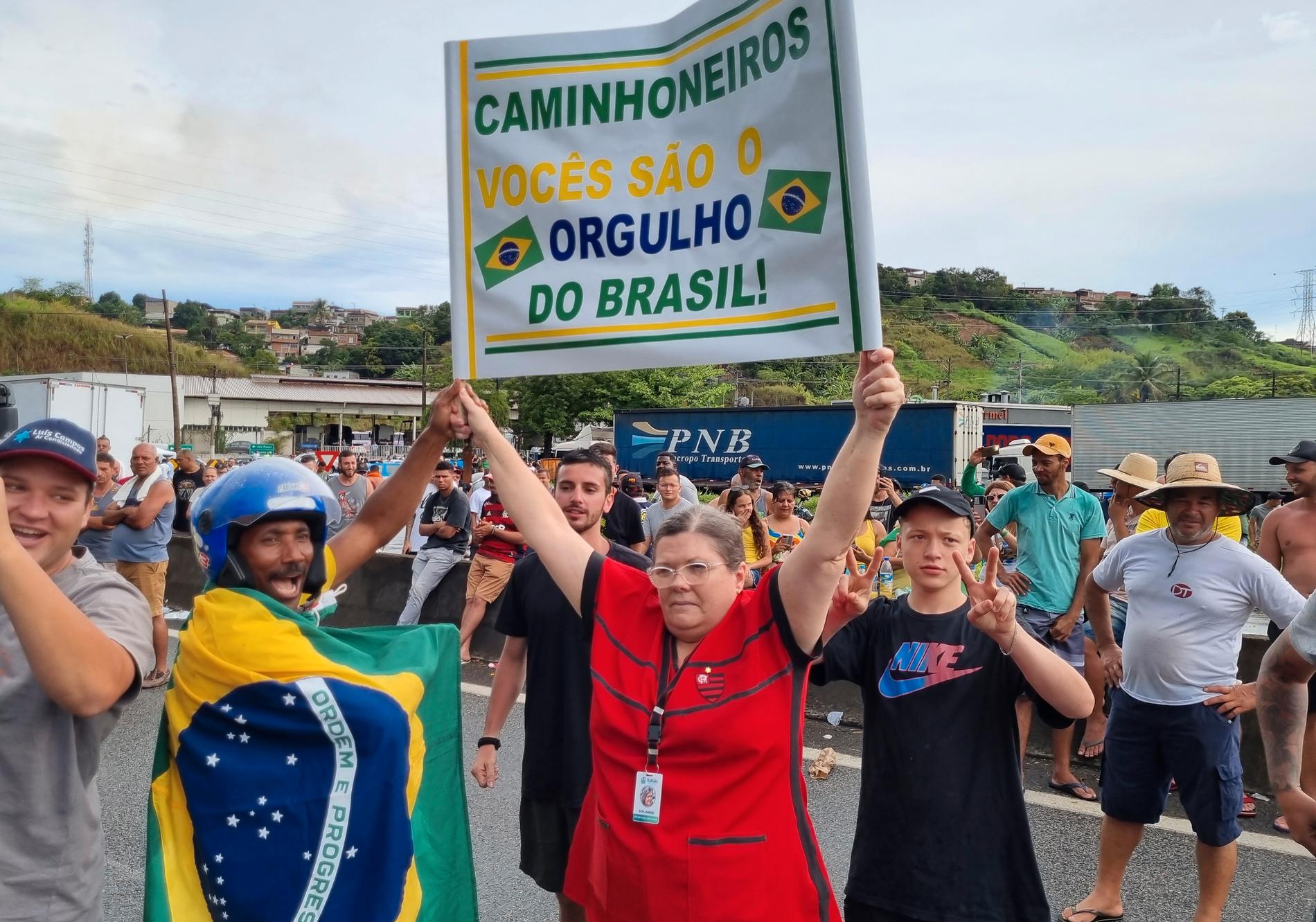 På skylten står det: ”Lastbilschaufförer, ni är Brasiliens stolthet”. 