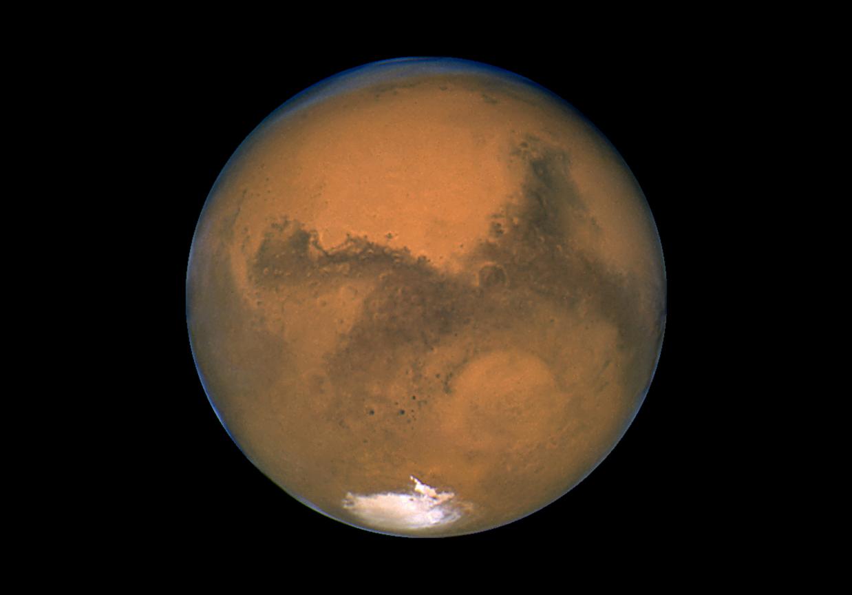 Bild på Mars tagen från rymdteleskopet Hubble. På bilden syns den södra polarisen på planeten. Under isen har forskare nu upptäckt en stor sjö med flytande vatten. Arkivbild.
