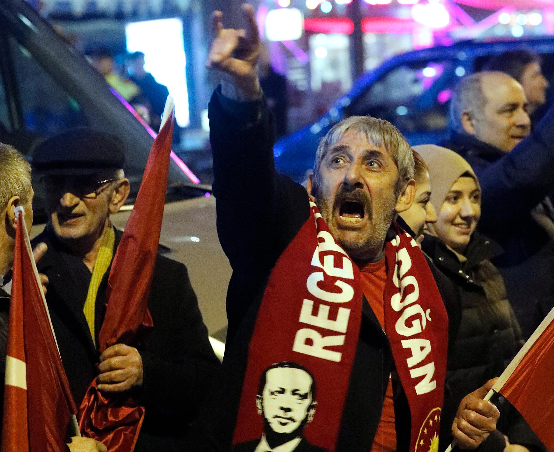 Turkiska demonstranter i Rotterdam, Nederländerna.