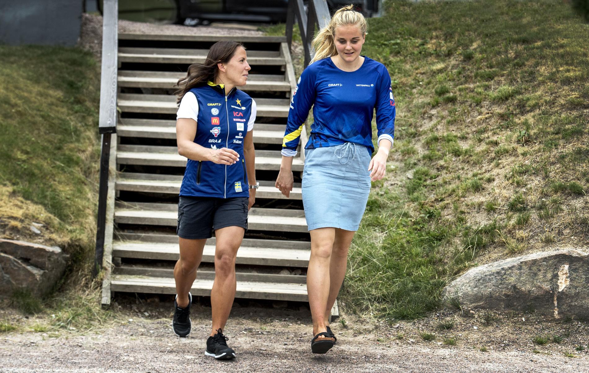 Stina Nilsson, till höger, tränar sig själv, men tar gärna råd från landslagskompisen Charlotte Kalla.
