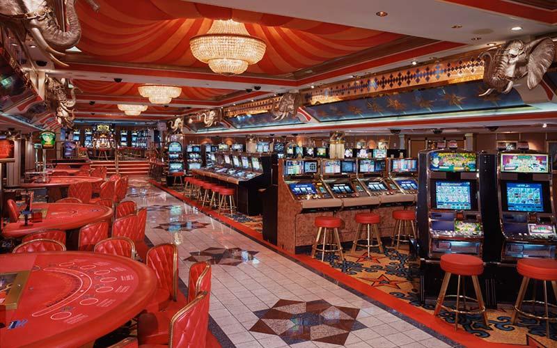 Det finns ett kasino ombord, för de spelsugna.