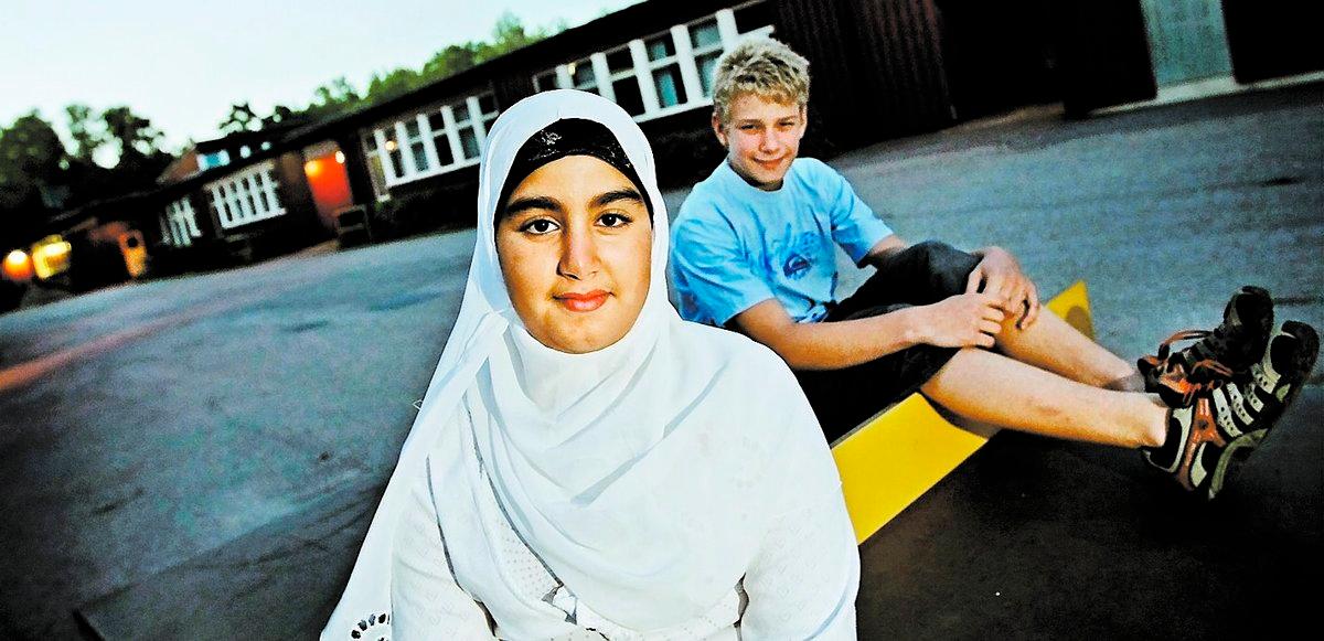 NÖJDA MED SINA VAL Sara Kamel, 13, och Edvin Orevi, 13, har båda valt religiösa friskolor inför höstterminens skolstart. ”Jag är muslim och vill kunna be fritt under dagen”, säger Sara Kamel.