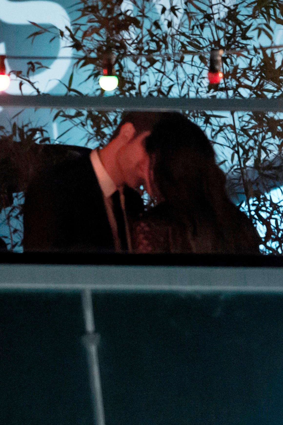 Pussar i Cannes Och som det pussas. Här fångas Robert Pattinson och Kristen Stewarts pussar för första gången på bild
