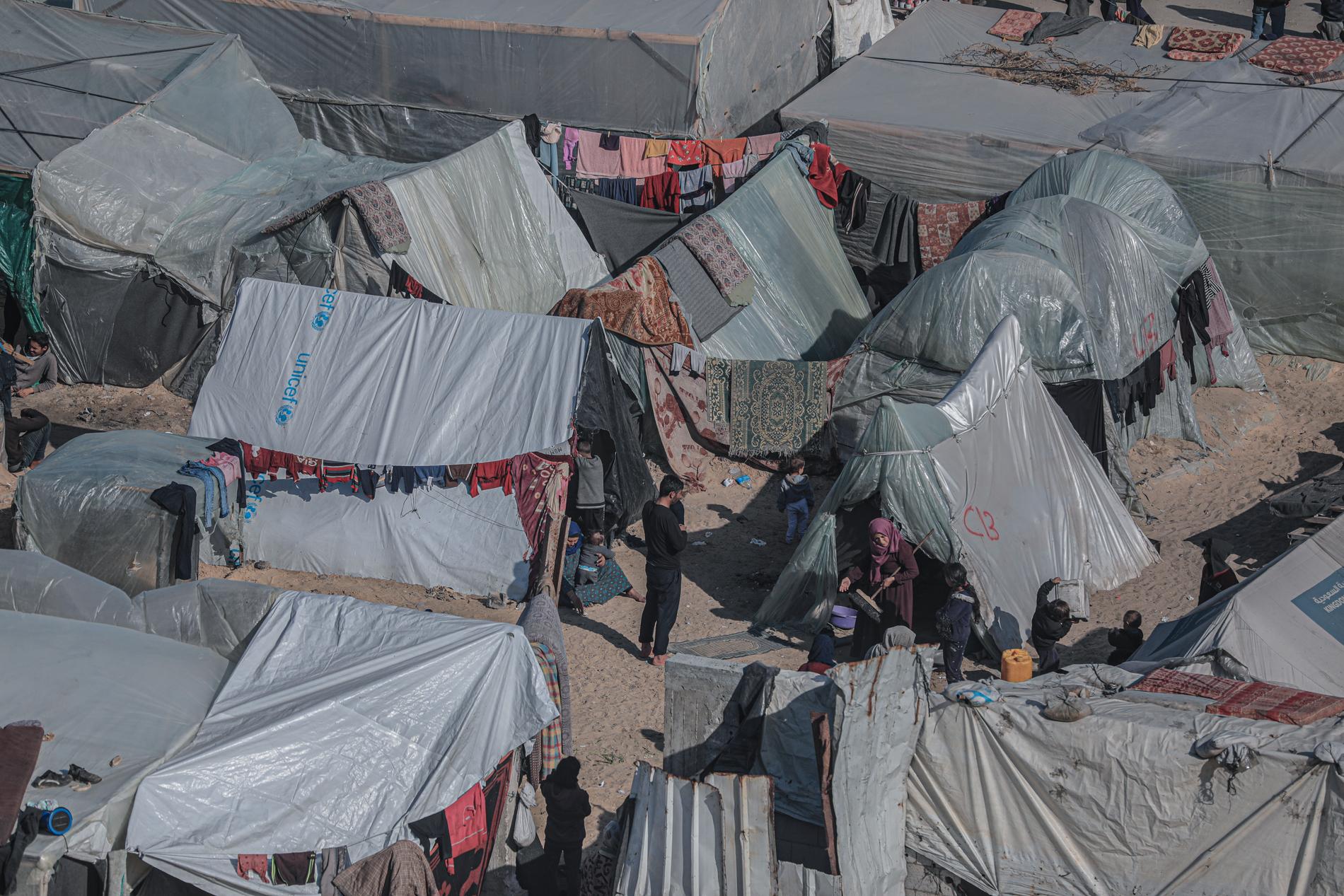 Människor som bor i tält i Rafah.