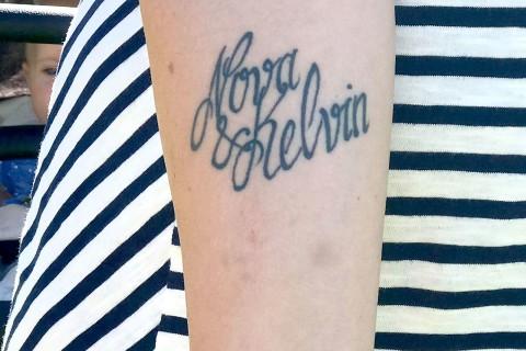 Tatueringen fick henne att byta namn på sonen.