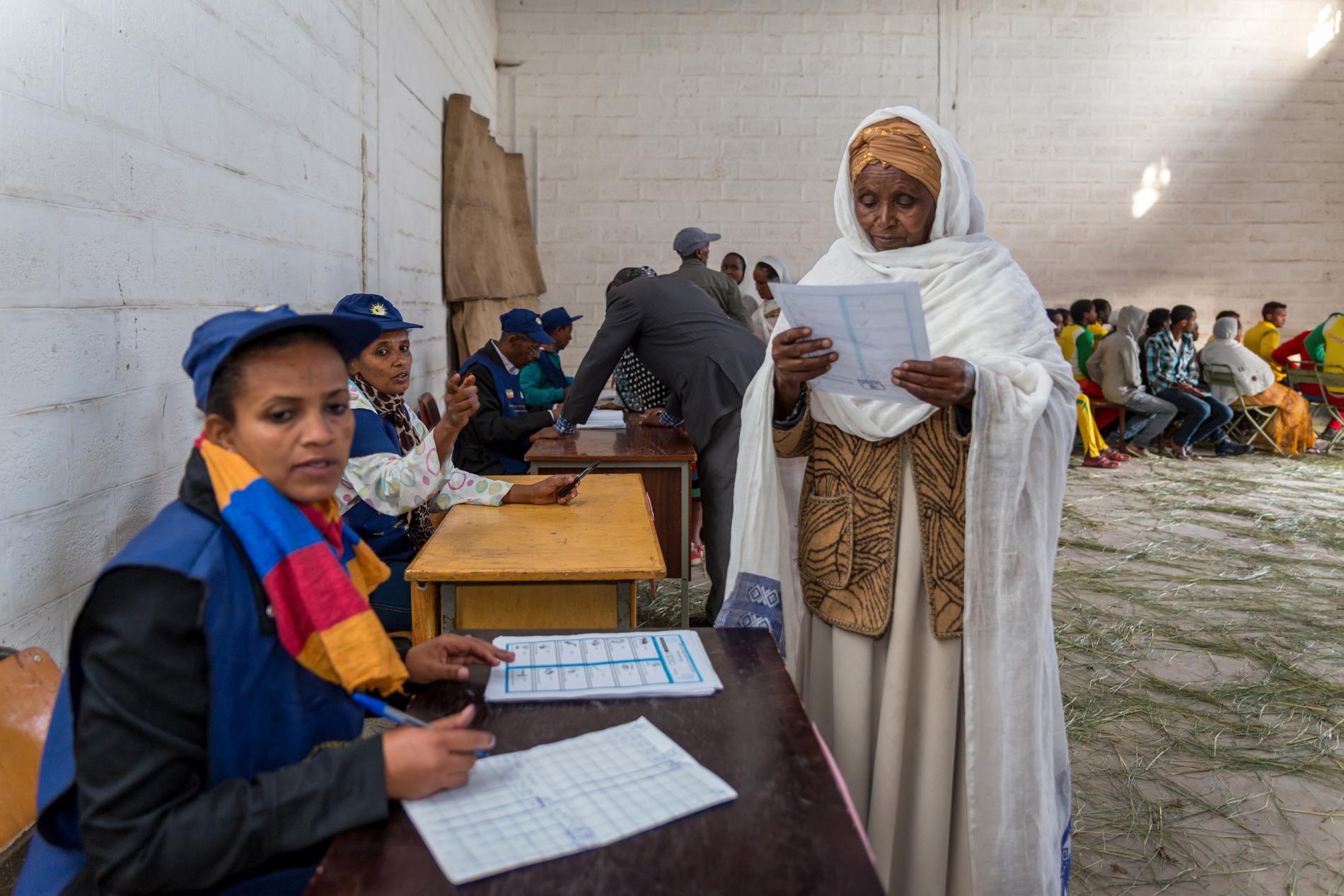 Valet i Etiopien i juni skjuts upp på obestämd tid. Bilden är från valet 2015 i huvudstaden Addis Abeba. Arkivbild.