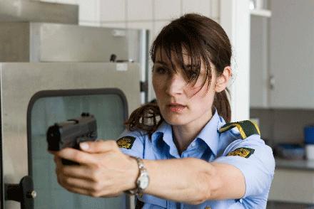 Charlotte Munck , 38, som spelar ”Anna Pihl”, tycker att polisserien inte är lika mörk som svenska. ”Man lär känna karaktärerna på ett personligt plan”.