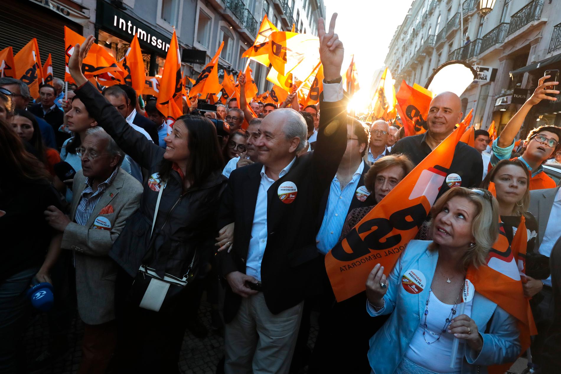 Partiledaren Rui Rio i mitten i oppositionspartiet PSD:s valslutspurt i Lissabon i fredags.