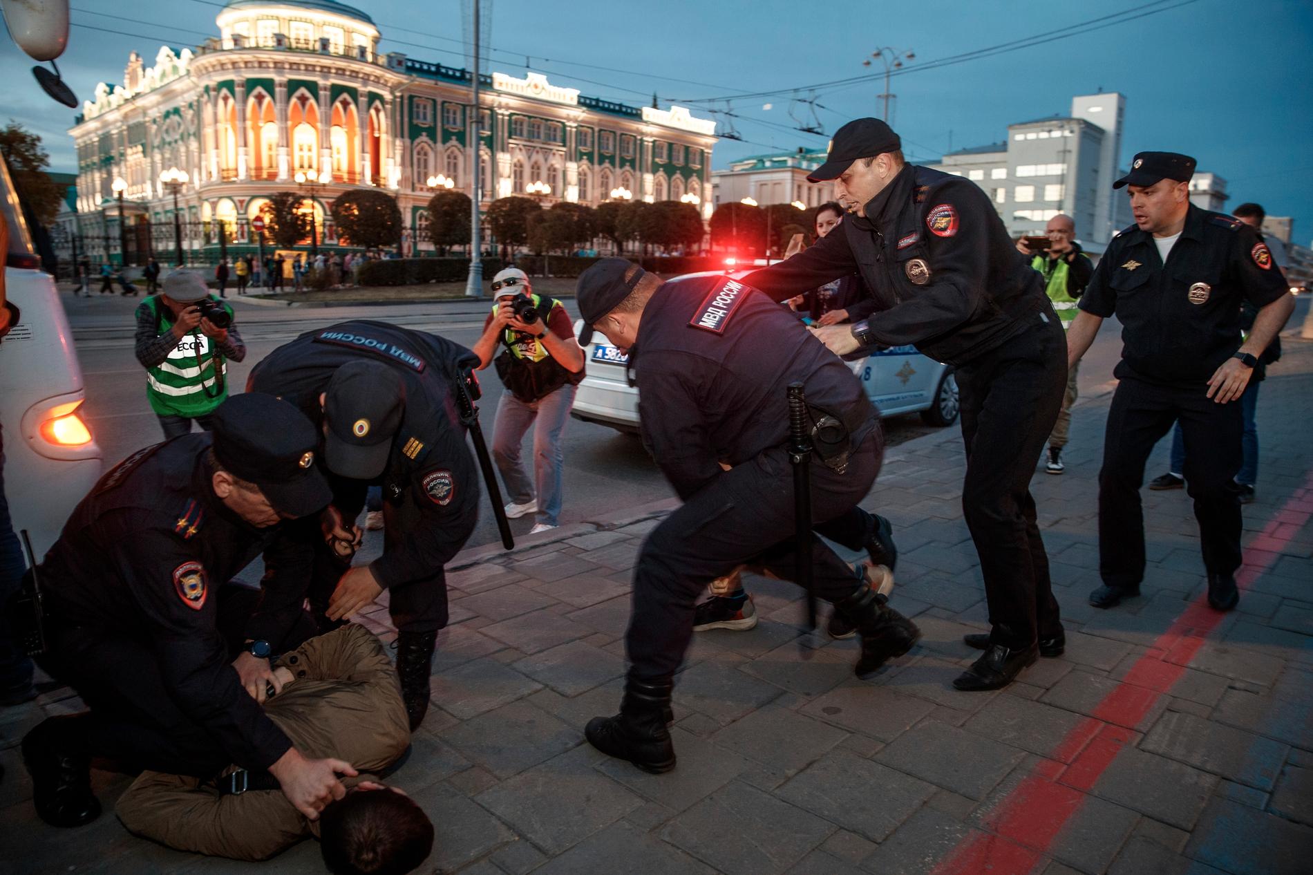 Polisen griper demonstranter i Jekaterinburg på onsdagskvällen. 