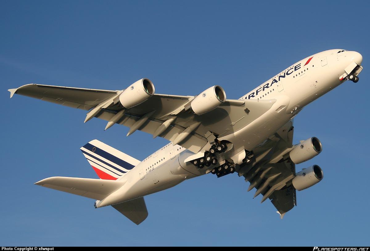 Dramatik Air France-planet tvingades vända efter att tre personer skadat sig i svår turbulens.