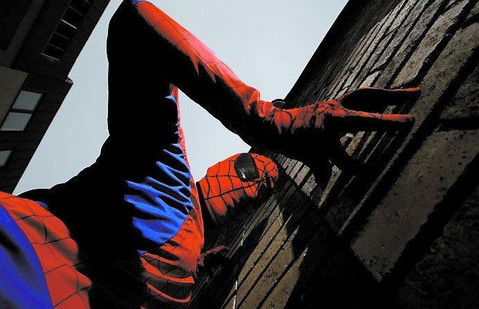 4) ... som superhjälten Spindelmannen!