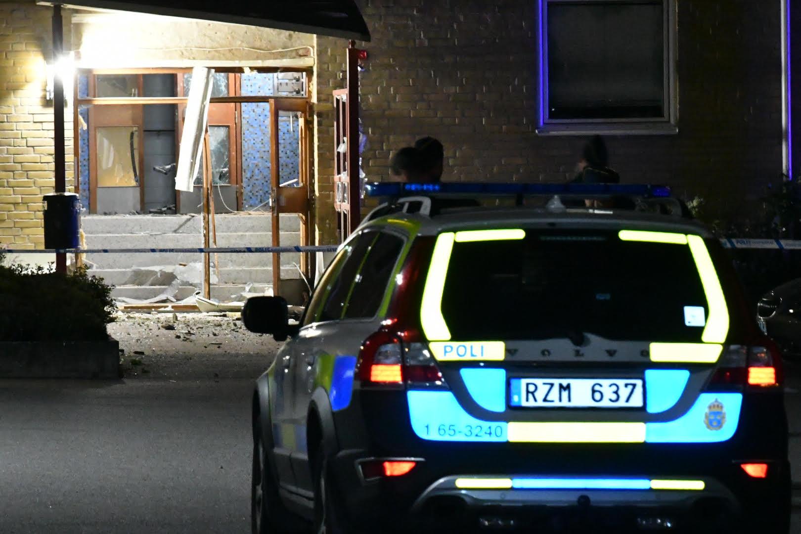 02.07: Första detonationen i Rosengård.