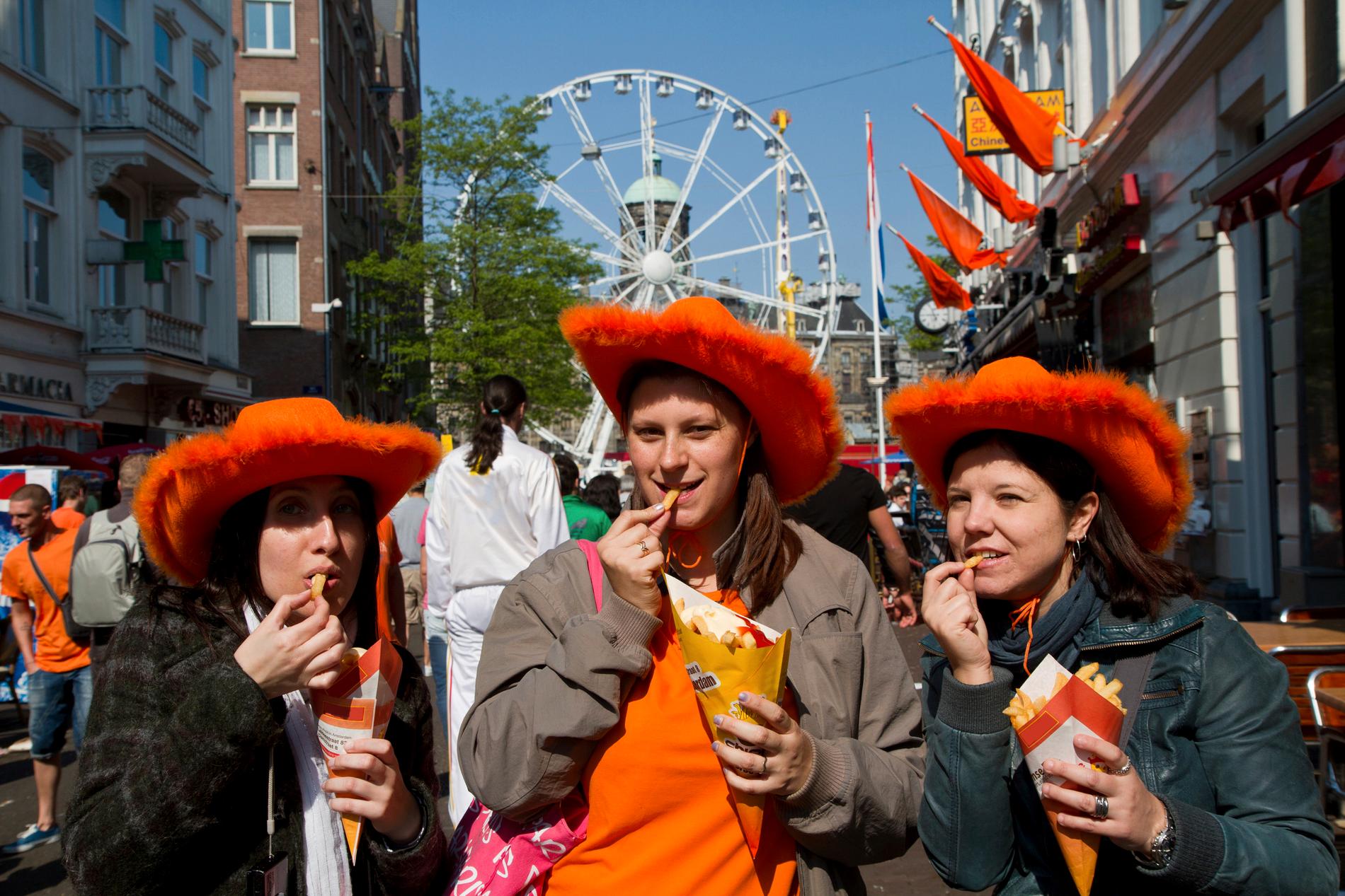 Pubrundor och svensexor. Nu har både invånare och myndigheter i Amsterdam tröttnat på skränande turister och infört en bötessumma på 140 euro för olika slags offentliga störningar. Arkivbild.