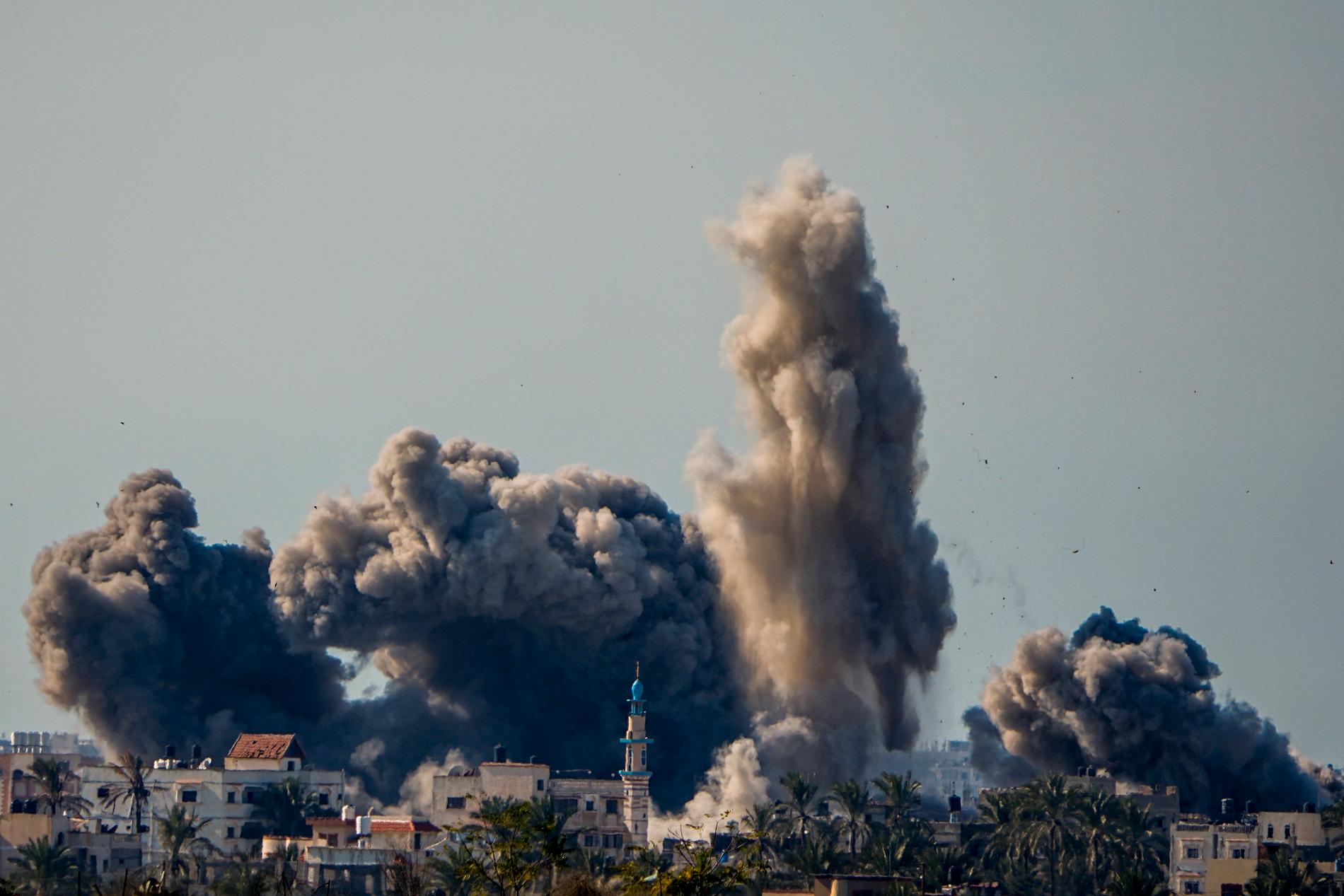 Bomber faller över Gazaremsan.