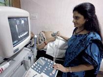 Doktor Nayna Patel undersöker en surrogatmamma på kliniken i Anand.