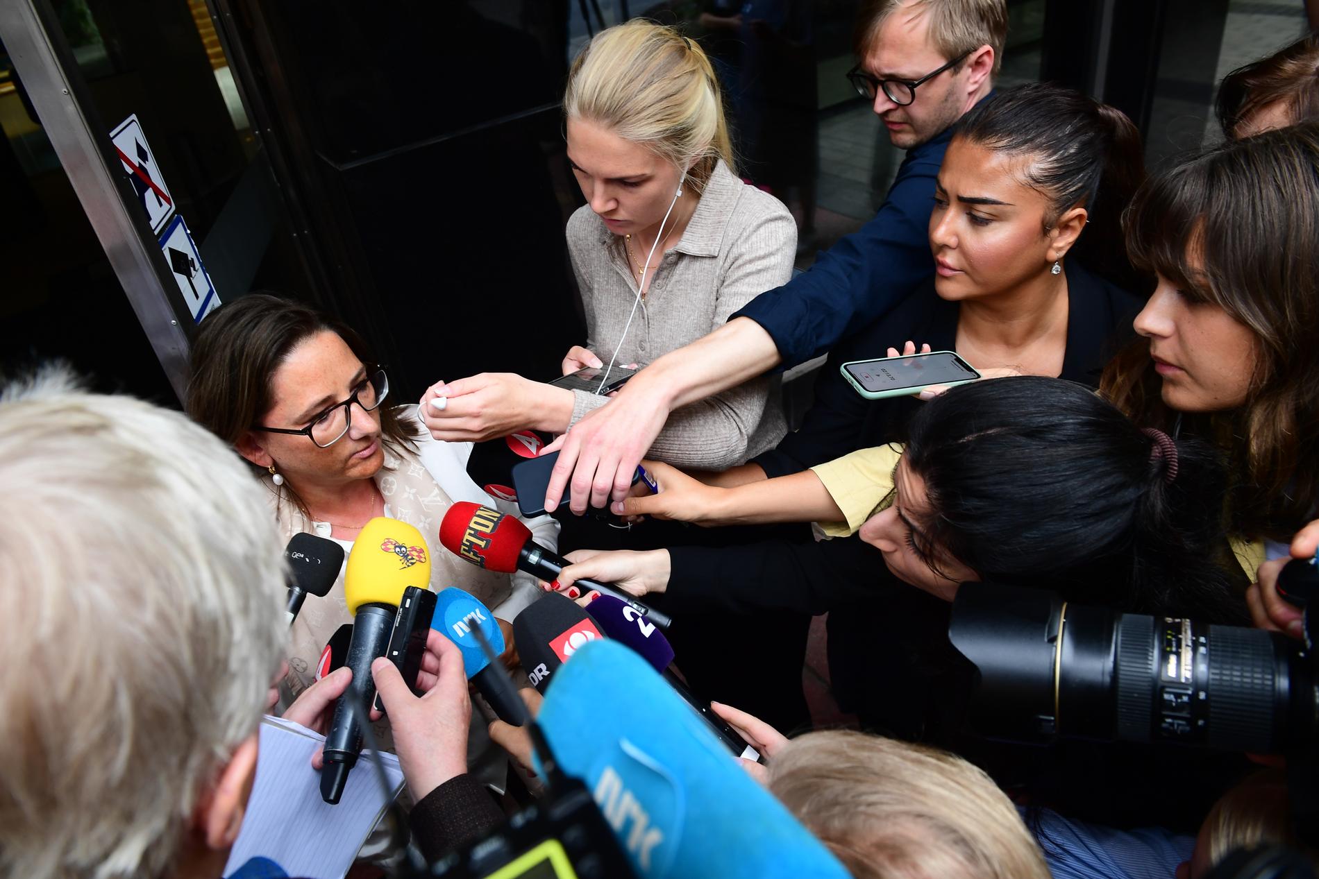 Förhandlingsledaren Marianne Hernæs möter pressen  utanför Näringslivets hus i Stockholm