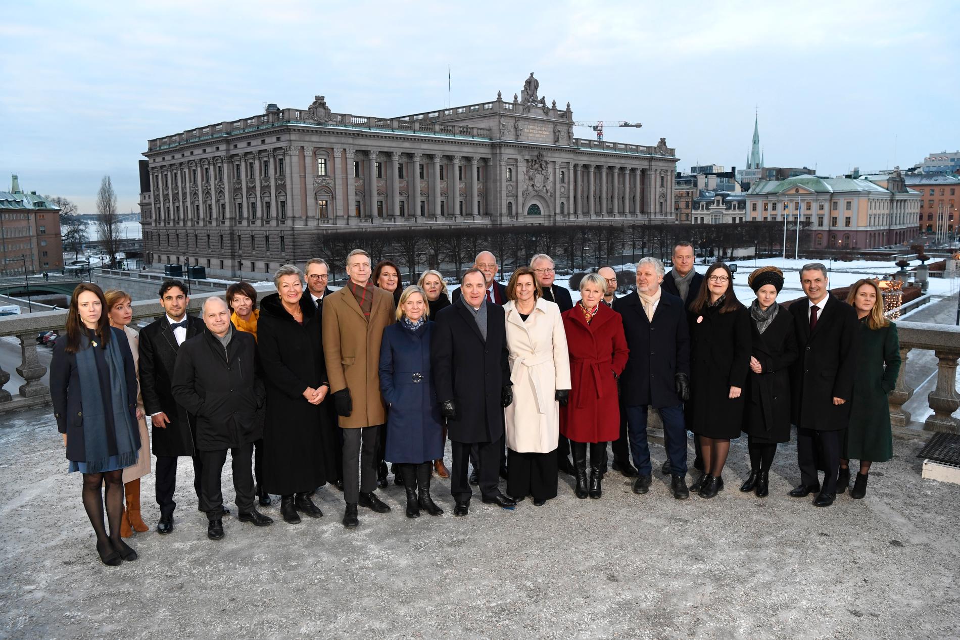 Gruppbild på Stefan Löfvens nya regering 
