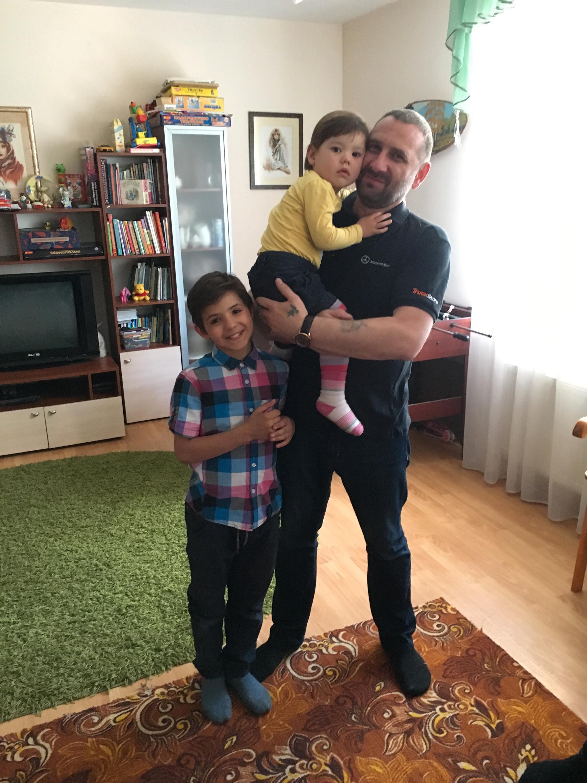 Mikhail Prihodko tillsammans med två av sina fosterbarn, Sasha, 10, och Nica, 2.