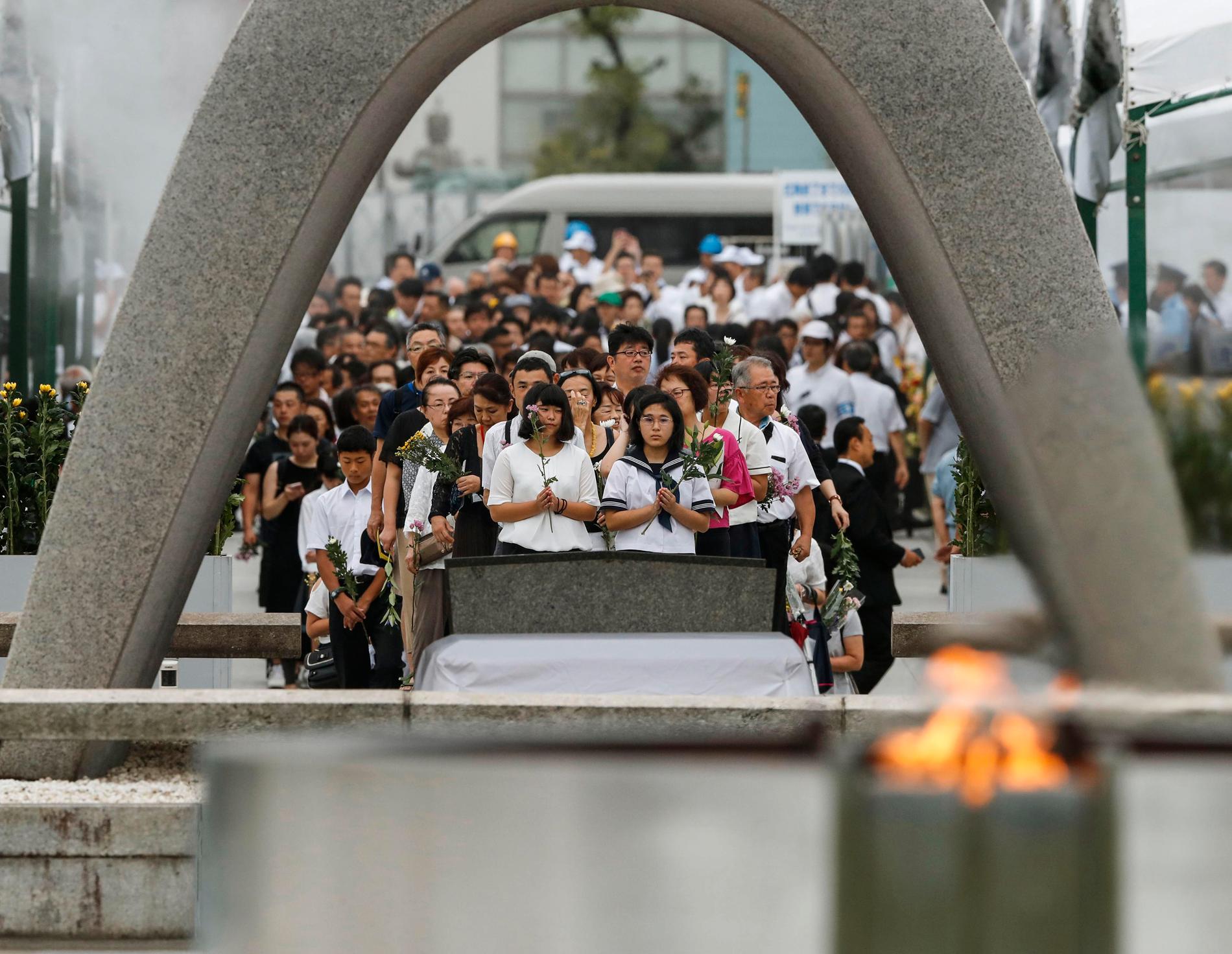 Folk samlas för att be vid minnesplatsen i Hiroshima.