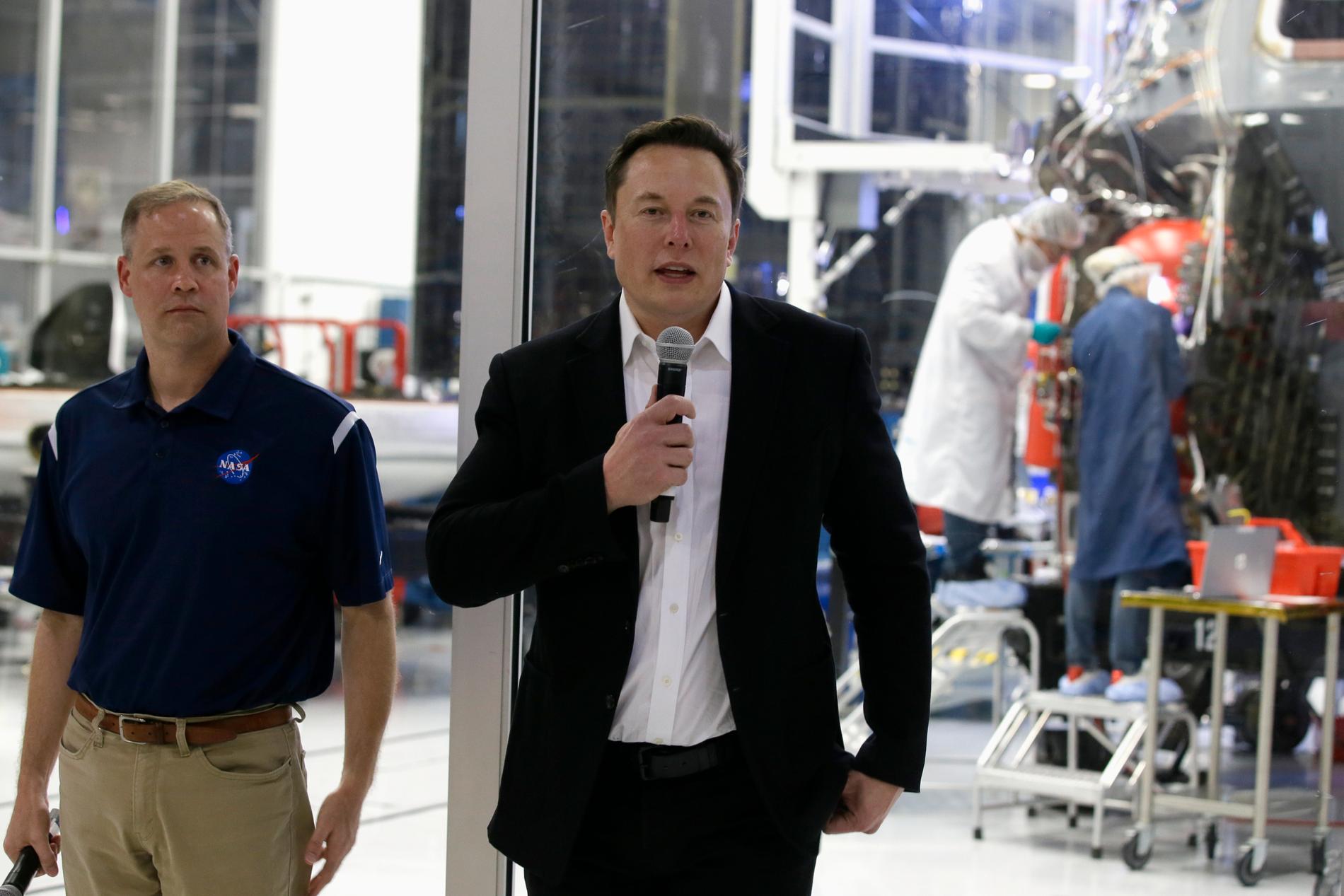 Elon Musk, till höger, och Nasa-chefen Jim Bridenstine vid Space X högkvarter på torsdagen.