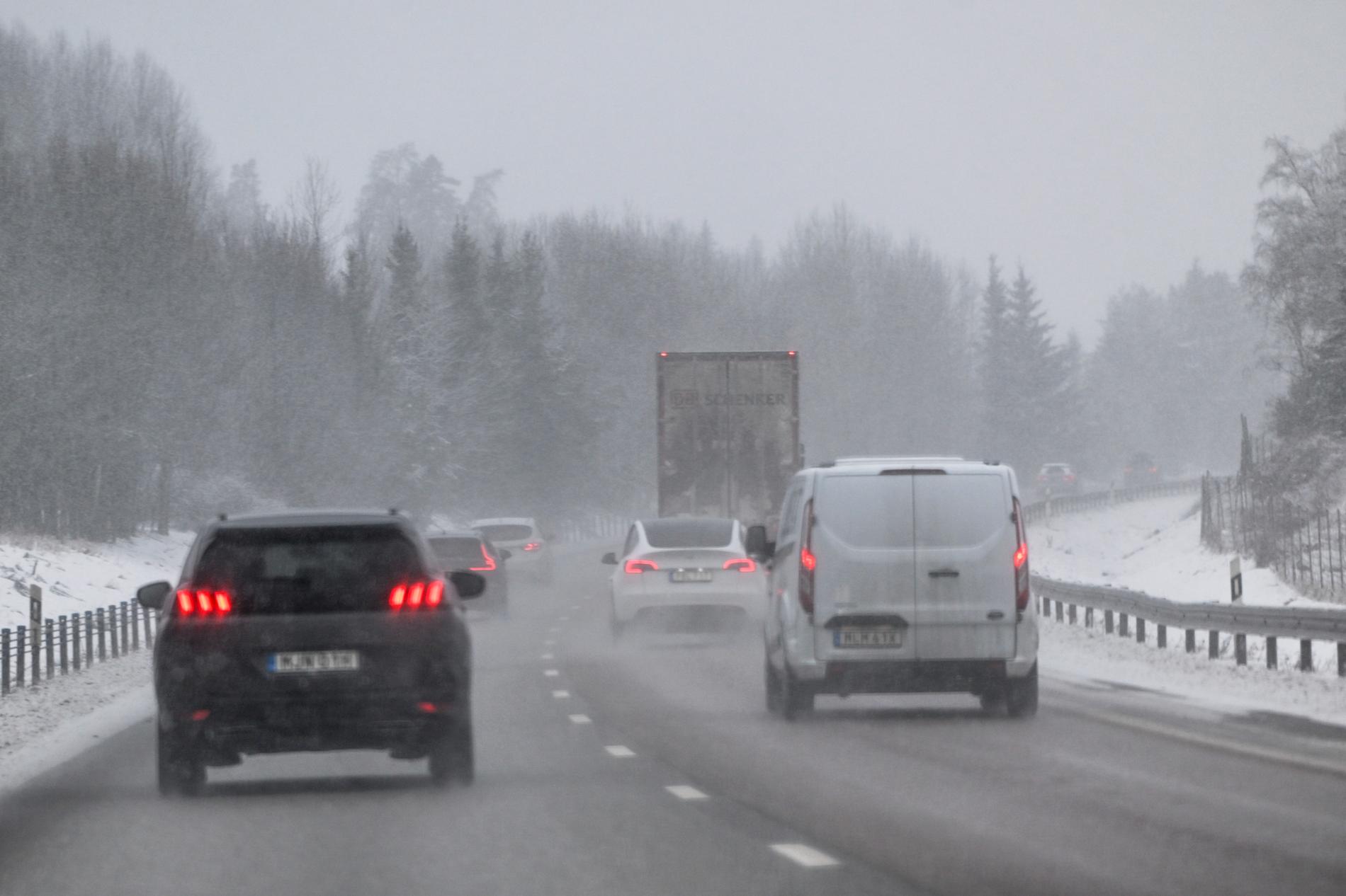 SMHI har utfärdat varningar på flera håll i landet, med anledning av ovädret Pia.