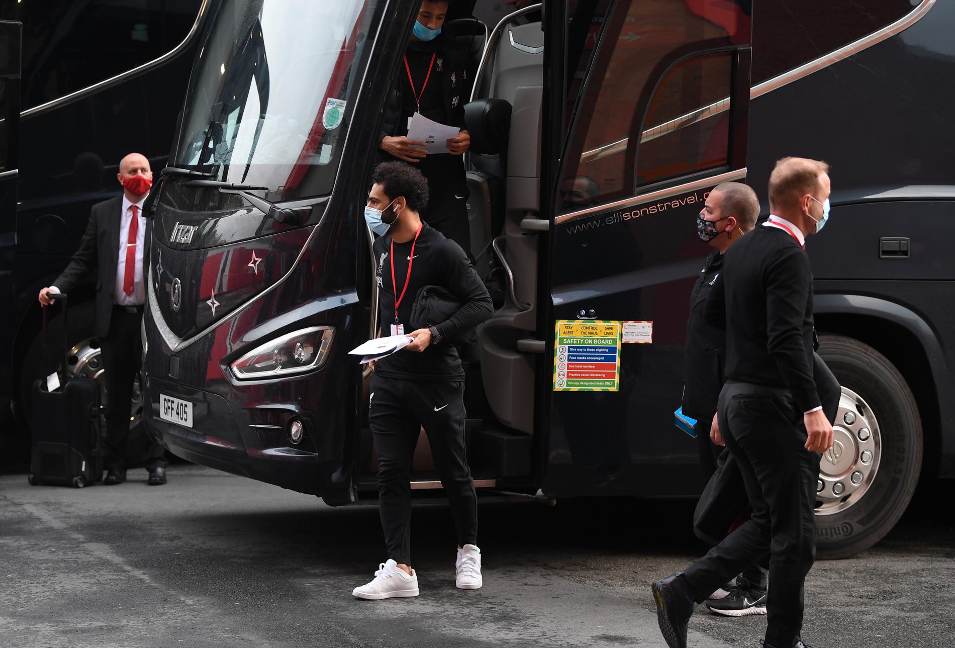 Liverpool-spelarna kliver av bussen vid Old Trafford.