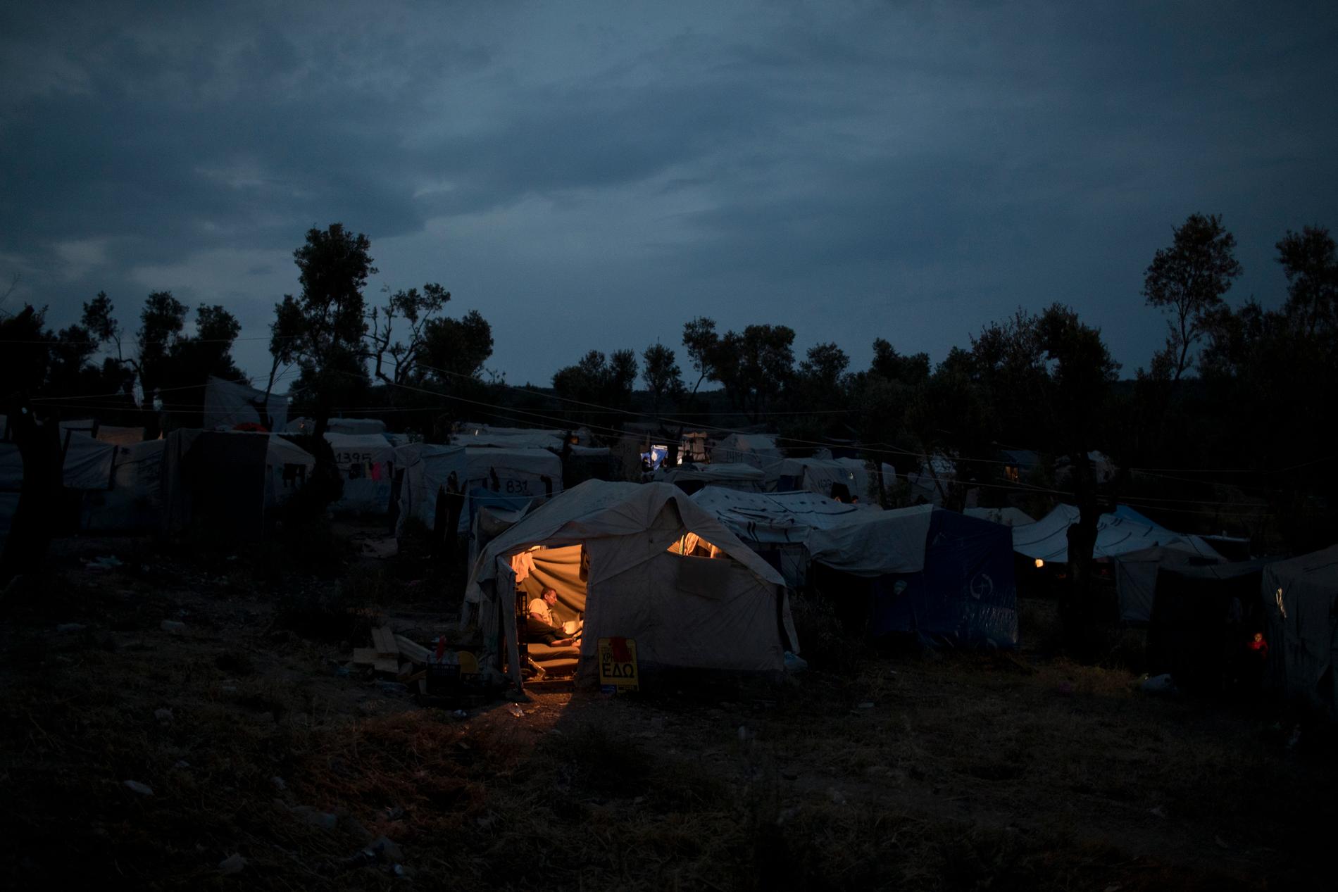 Skymningen faller över flyktinglägret Moria på grekiska ön Lesbos. Arkivfoto.