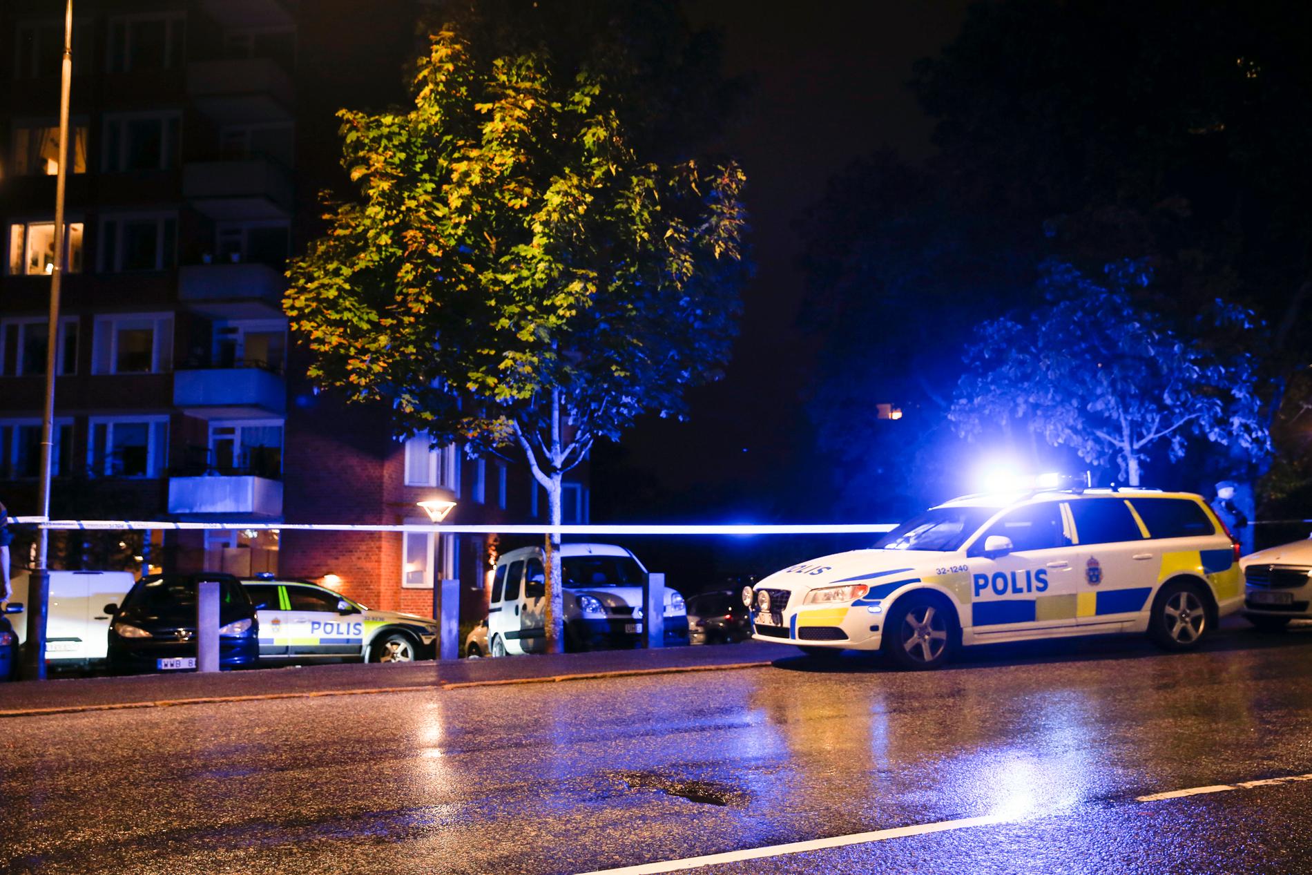 En man har avlidit efter en skottlossning i Farsta i södra Stockholm.