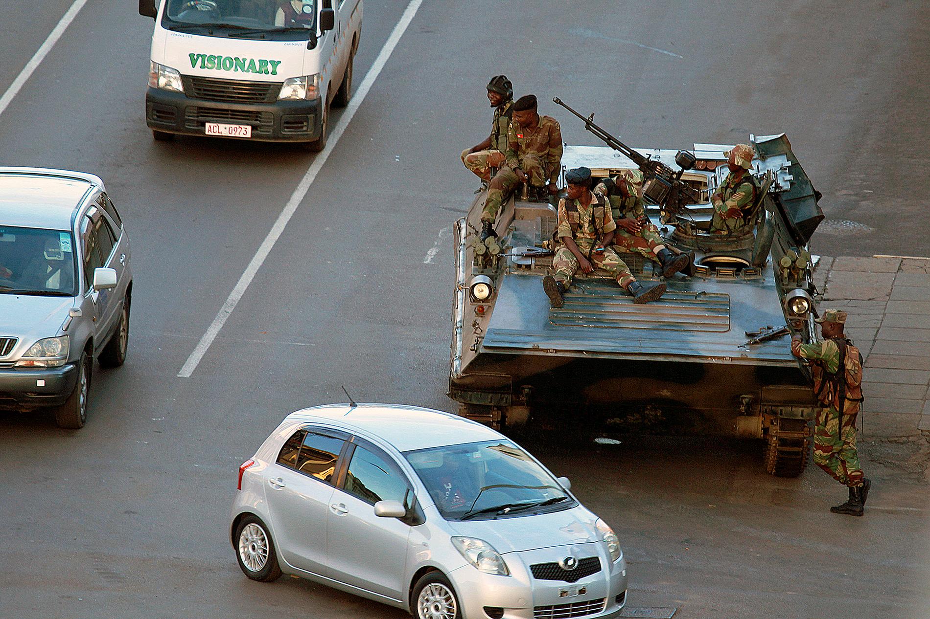 Soldater i huvdstaden Harare på onsdagen.