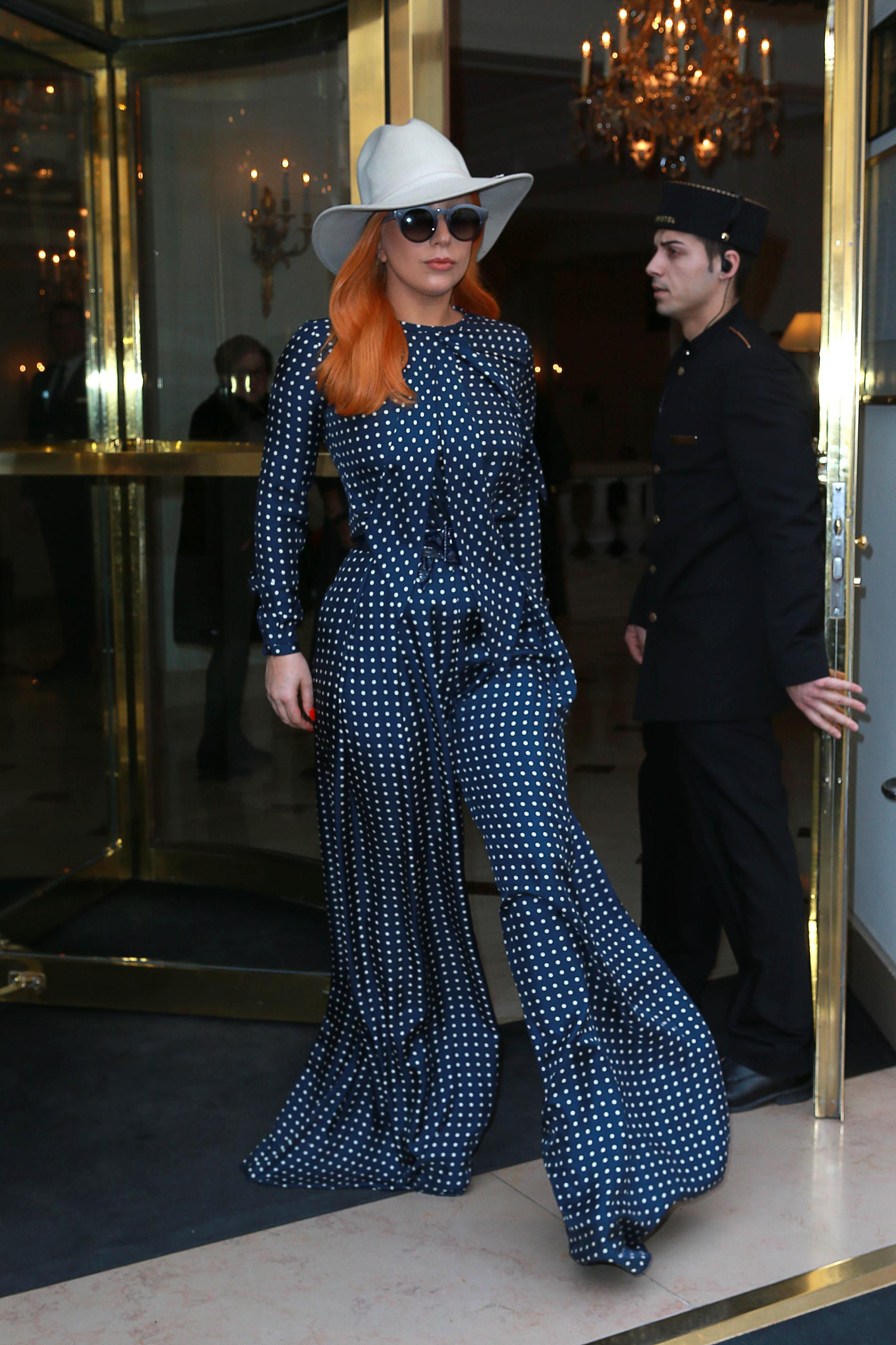 Lady Gaga Det är inte bara Kim Kardashian som gjort en rejäl hårförvandling. Även Gaga har lagt håret i handfatet för en ny färg. Vi älskar både färgen och den fantastiska jumpsuiten hon matchade det orangea med!