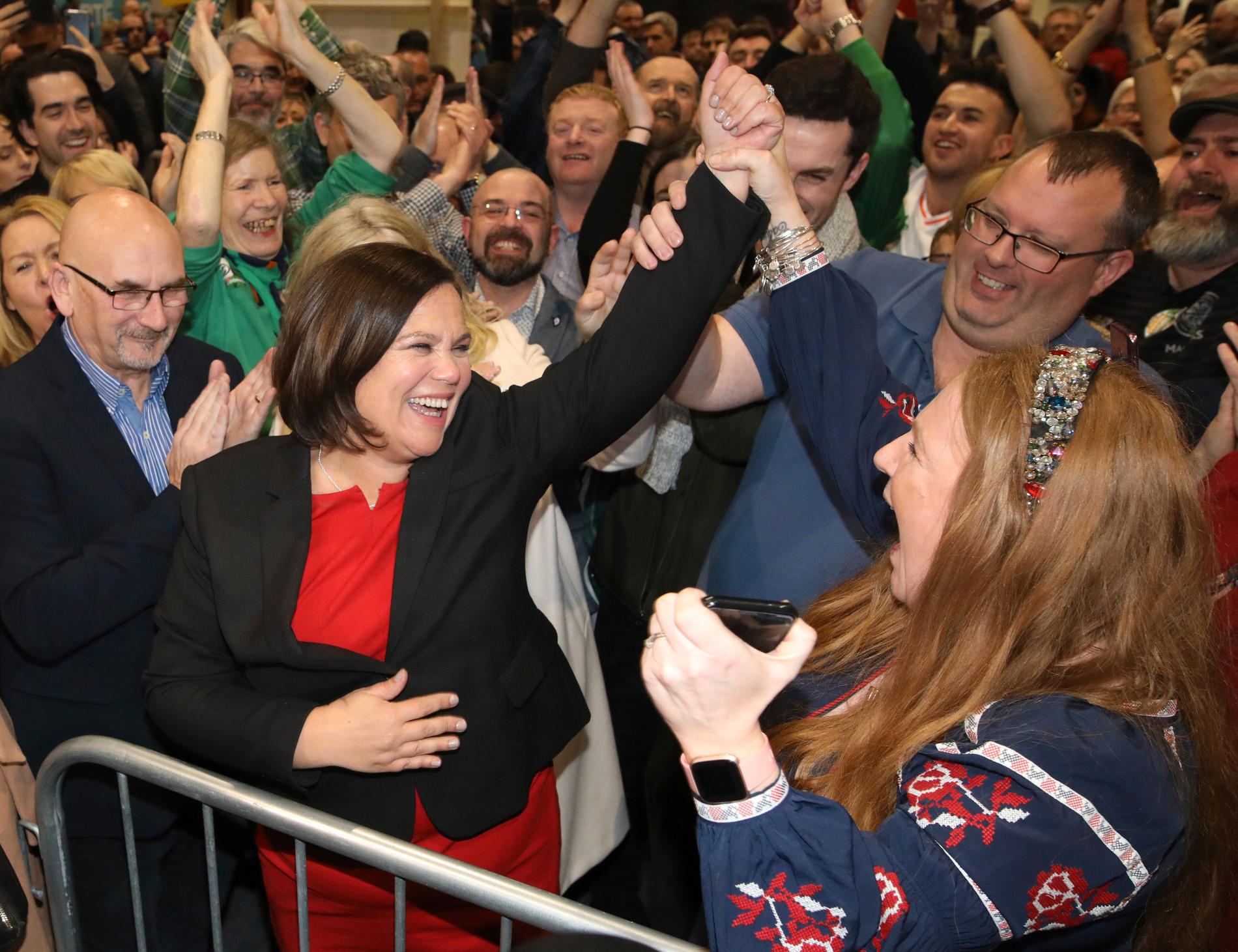 Sinn Féins ledare Mary Lou McDonald firar efter partiets framgångar i Irlands parlamentsval på lördagen.