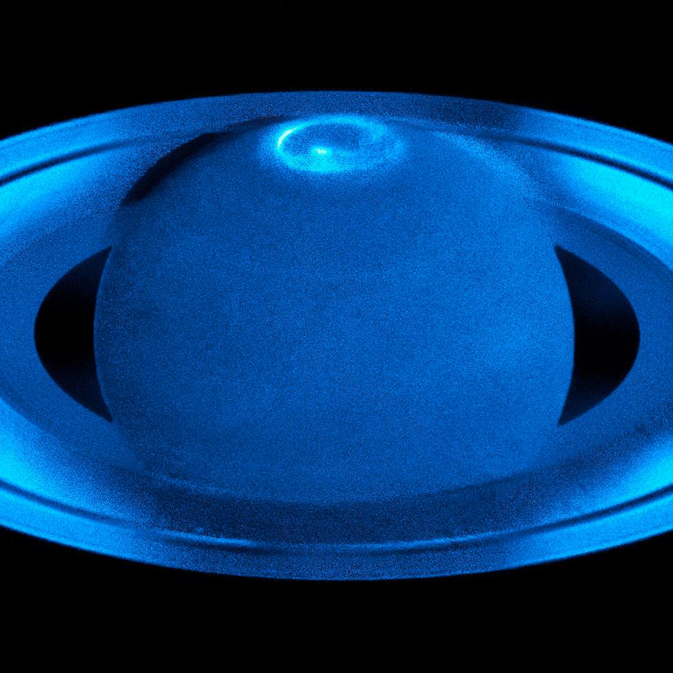 På Saturnus domineras atmosfären av väte, varför dess norrsken bara är synliga i ultraviolett, en del av det elektromagnetiska färgspektrum som vår atmosfär blockerar. Dessa sken är alltså enbart synliga utanför vår egen atmosfär.