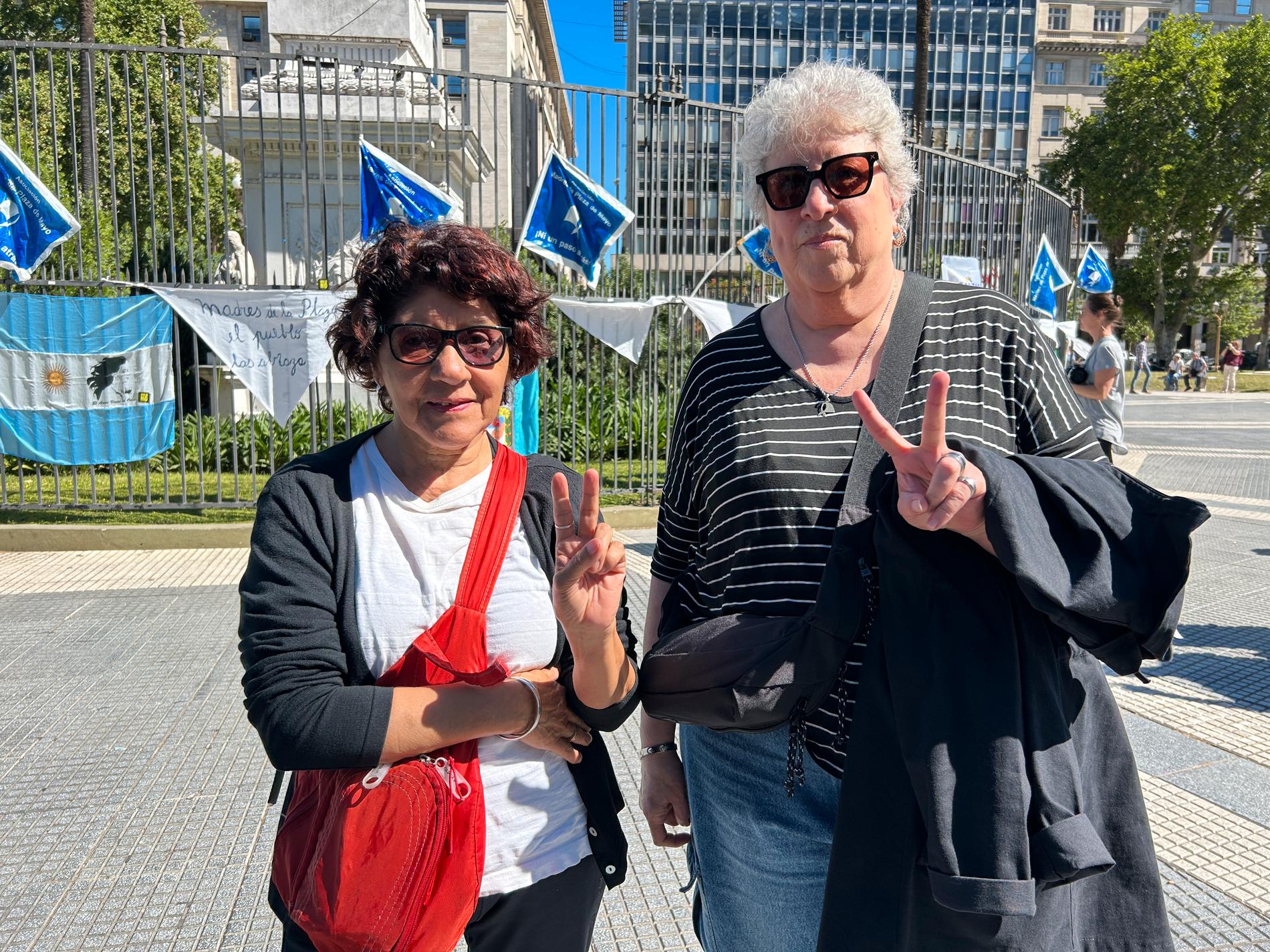 Vännerna Julia, 73, och Norma, 68, har marscherat med Mödrarna vid Plaza de Mayo fler gånger än de kan räkna.