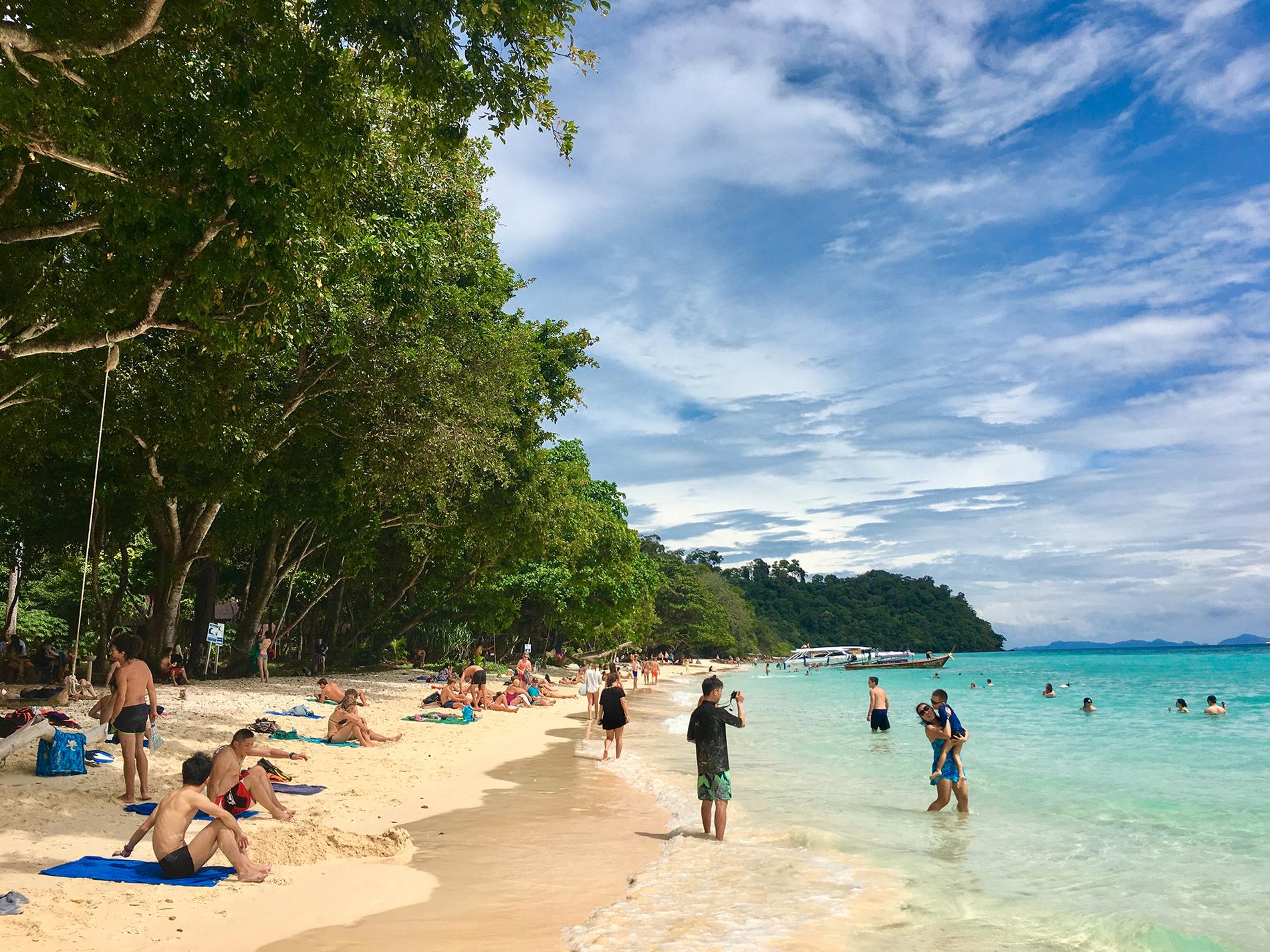 Paradisöarna ligger cirka en timmes färd med motorbåt söder om öar som Koh Lanta och Koh Phi Phi.