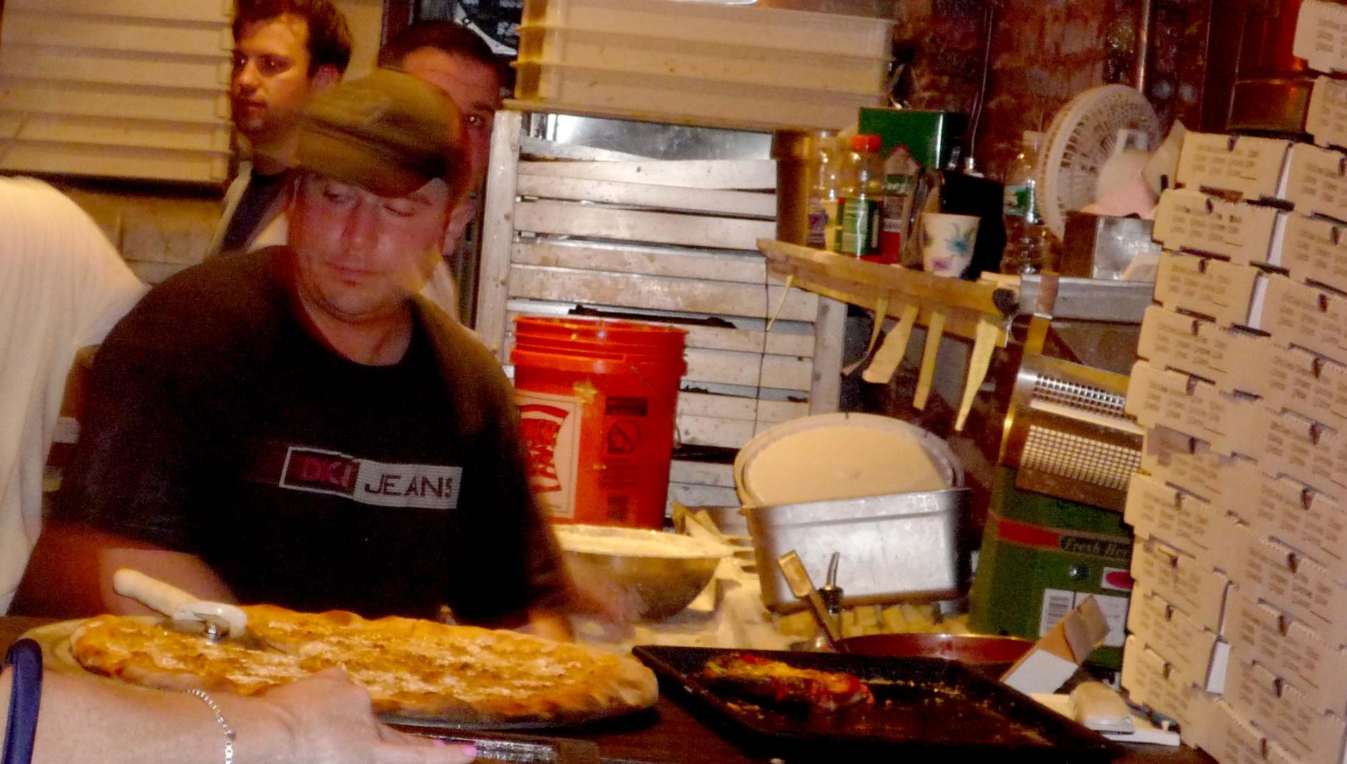 Omåttligt populära pizzor En pizza på Artichoke Basille's är inte långlivad.